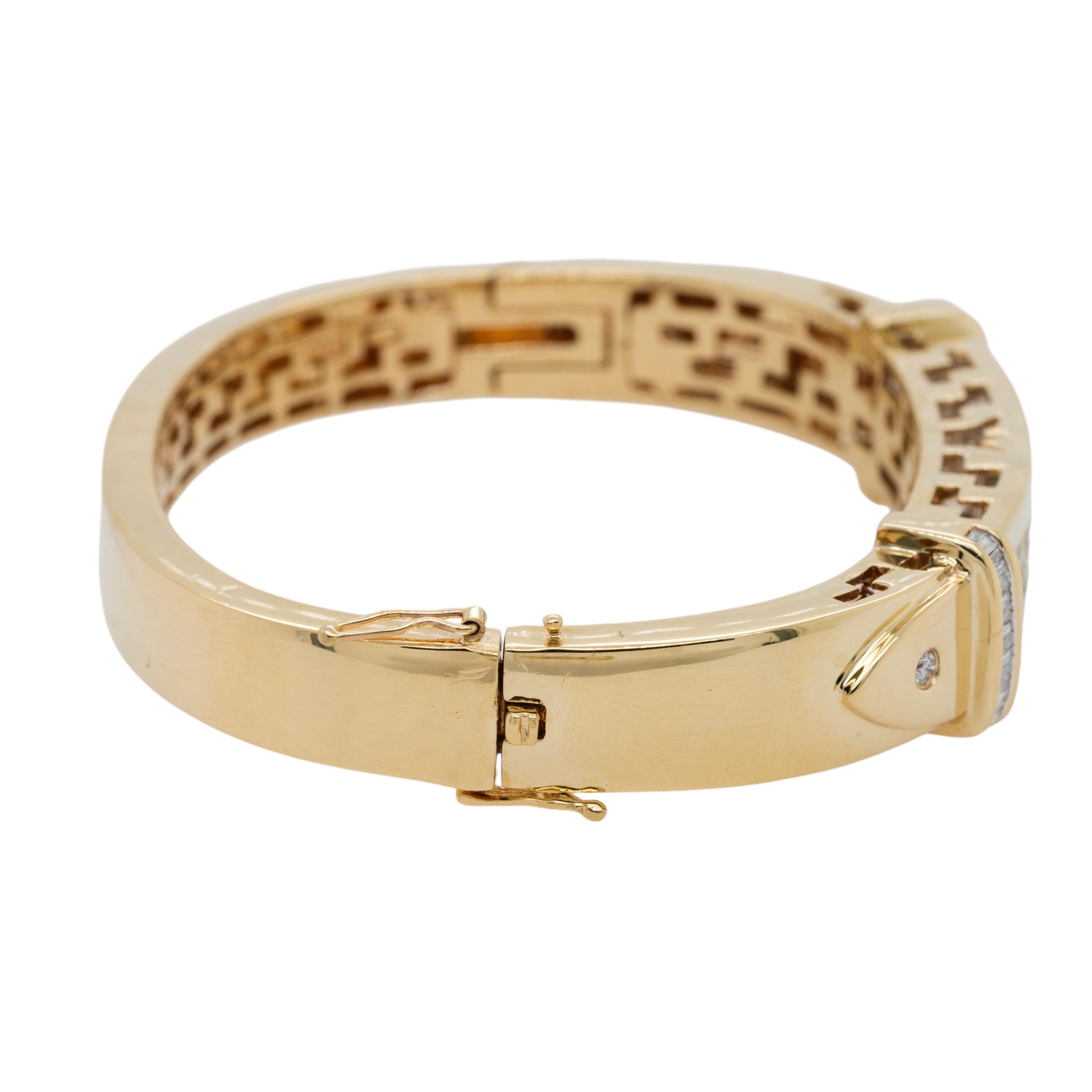 Dieser bemerkenswerte Armreif aus 14-karätigem Gelbgold ist ein exquisites Beispiel für feine Handwerkskunst und luxuriöses Design. Mit einem Gesamtgewicht von ca. 3,08 Karat vereint das Armband die Brillanz natürlicher Diamanten im