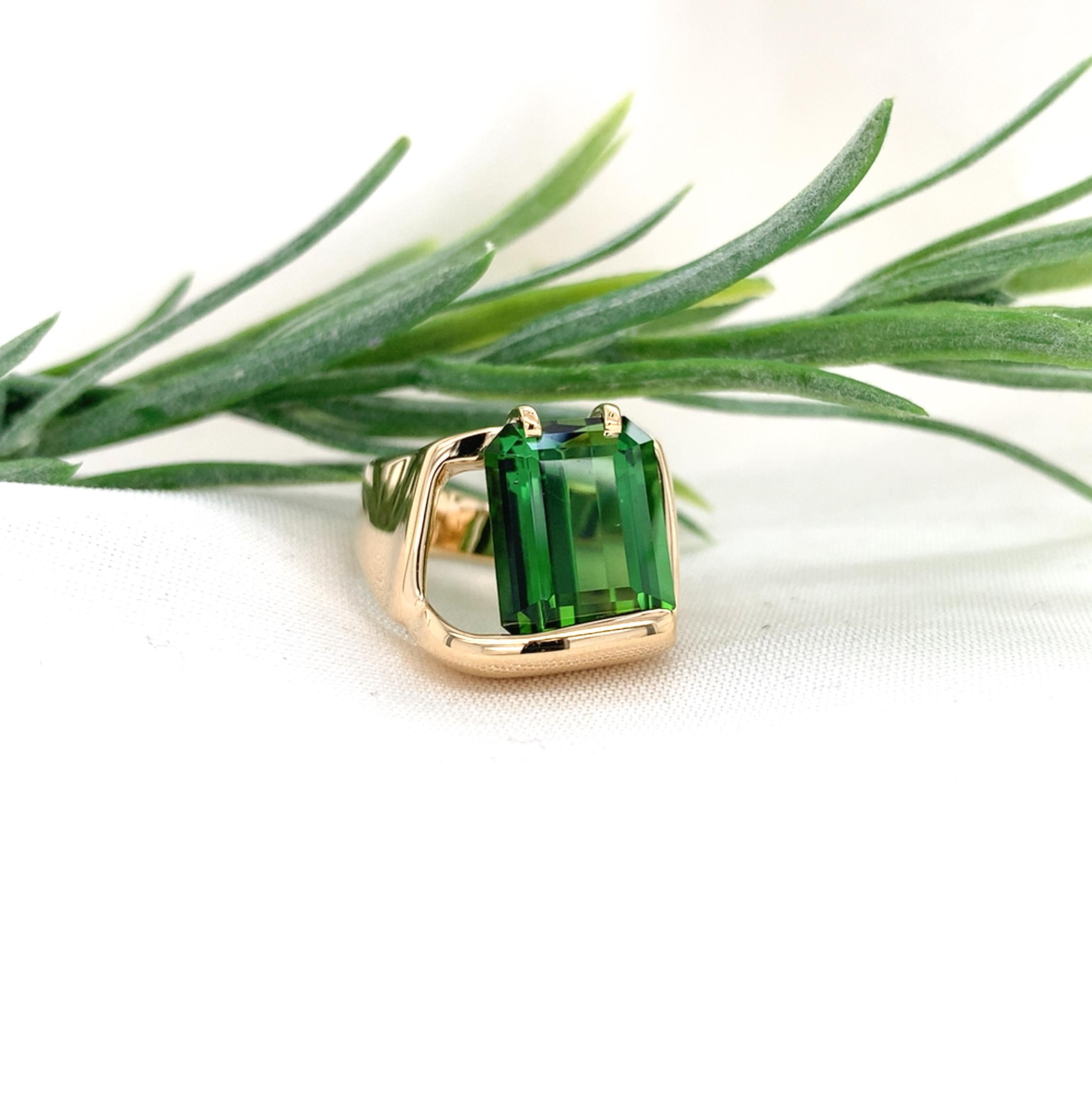 Anello moderno in oro giallo 14K con tormalina verde personalizzato in vendita 4