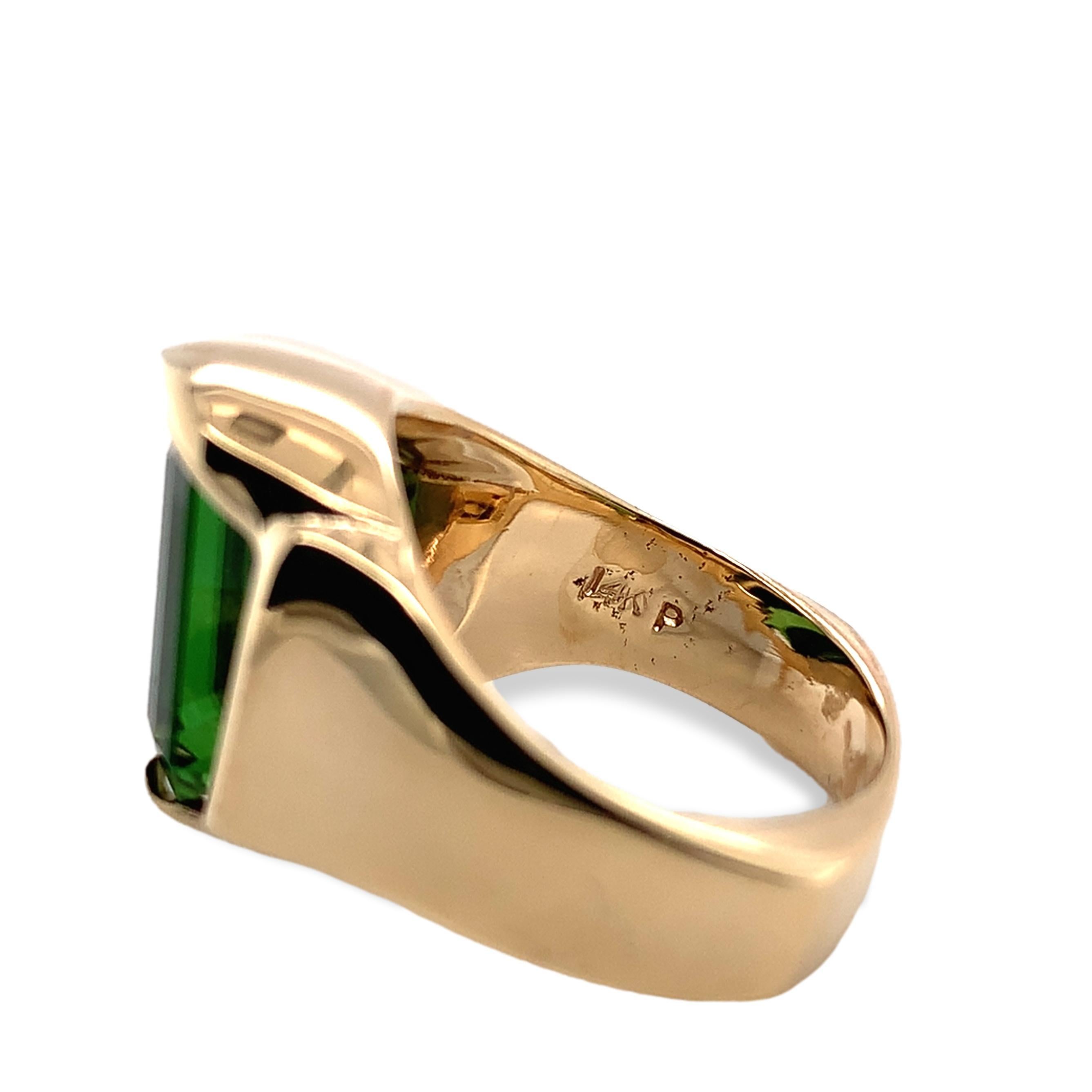 Anello moderno in oro giallo 14K con tormalina verde personalizzato in vendita 5