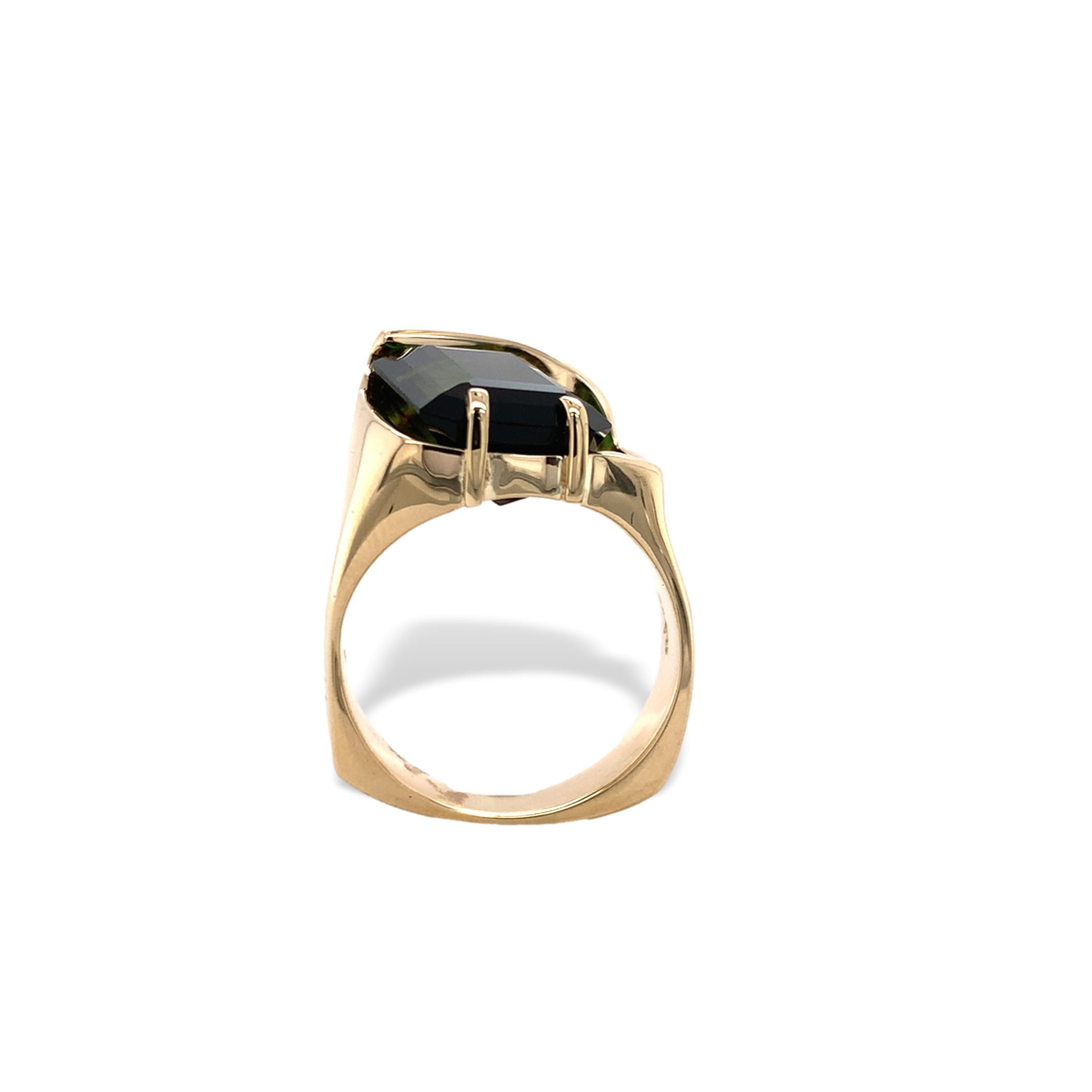 Anello moderno e personalizzato in oro giallo 14K con tormalina verde.  Si tratta di una vera tormalina verde naturale estratta dalla terra e tagliata a smeraldo con un colore verde pino medio o leggermente verde-giallastro. La tormalina è