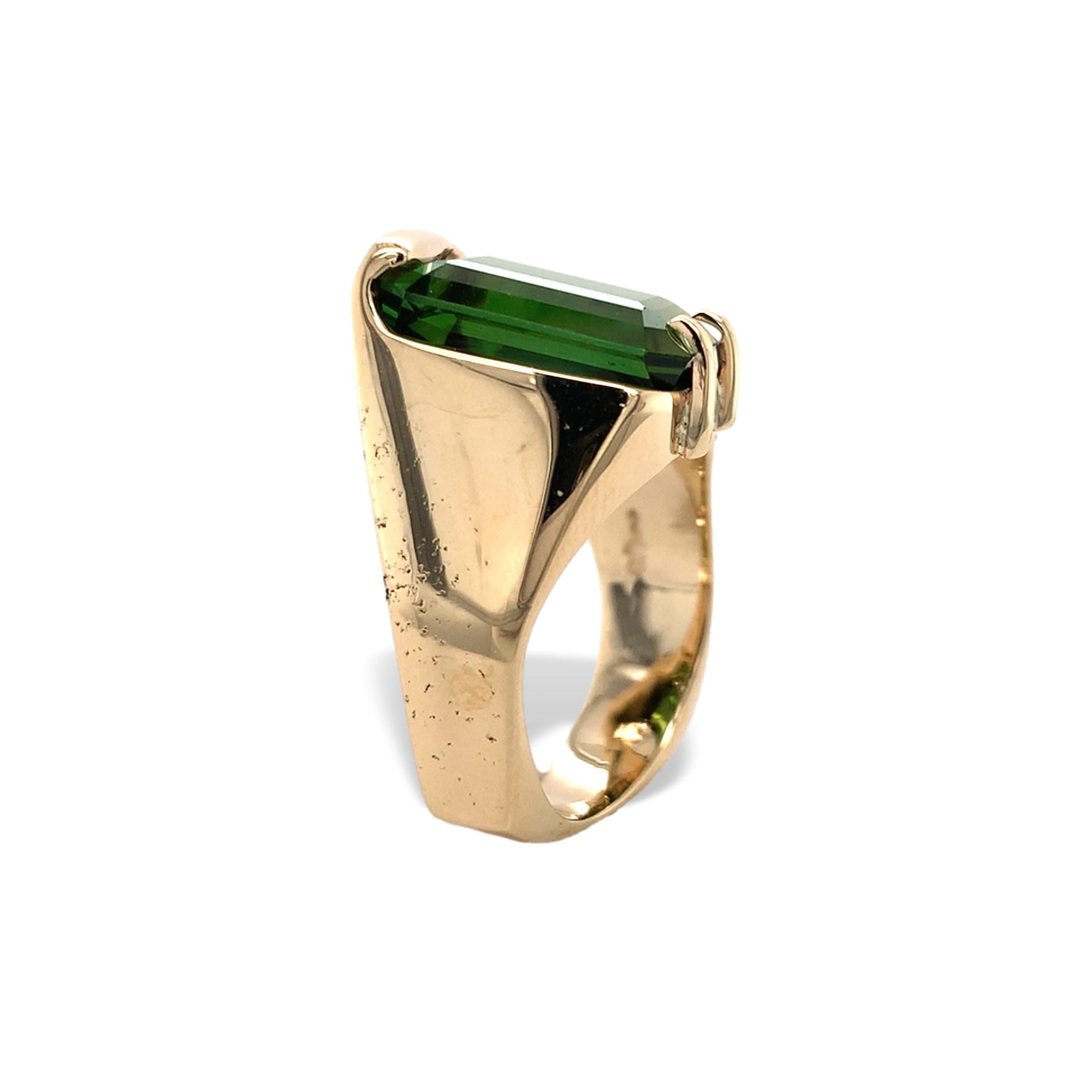 Contemporaneo Anello moderno in oro giallo 14K con tormalina verde personalizzato in vendita
