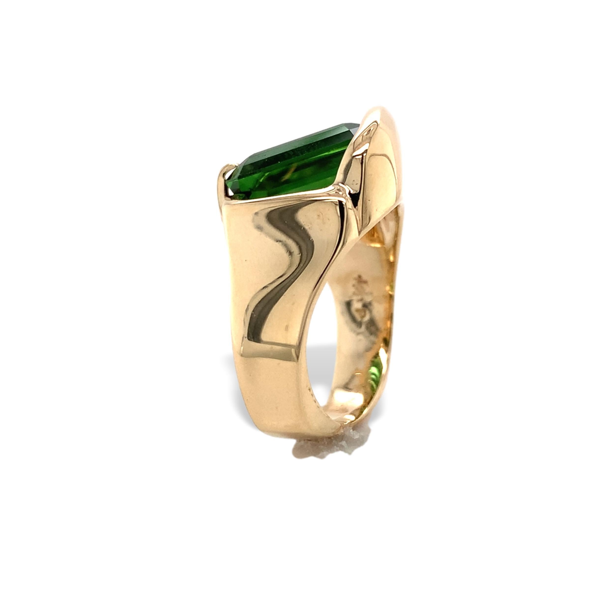 Uomo Anello moderno in oro giallo 14K con tormalina verde personalizzato in vendita