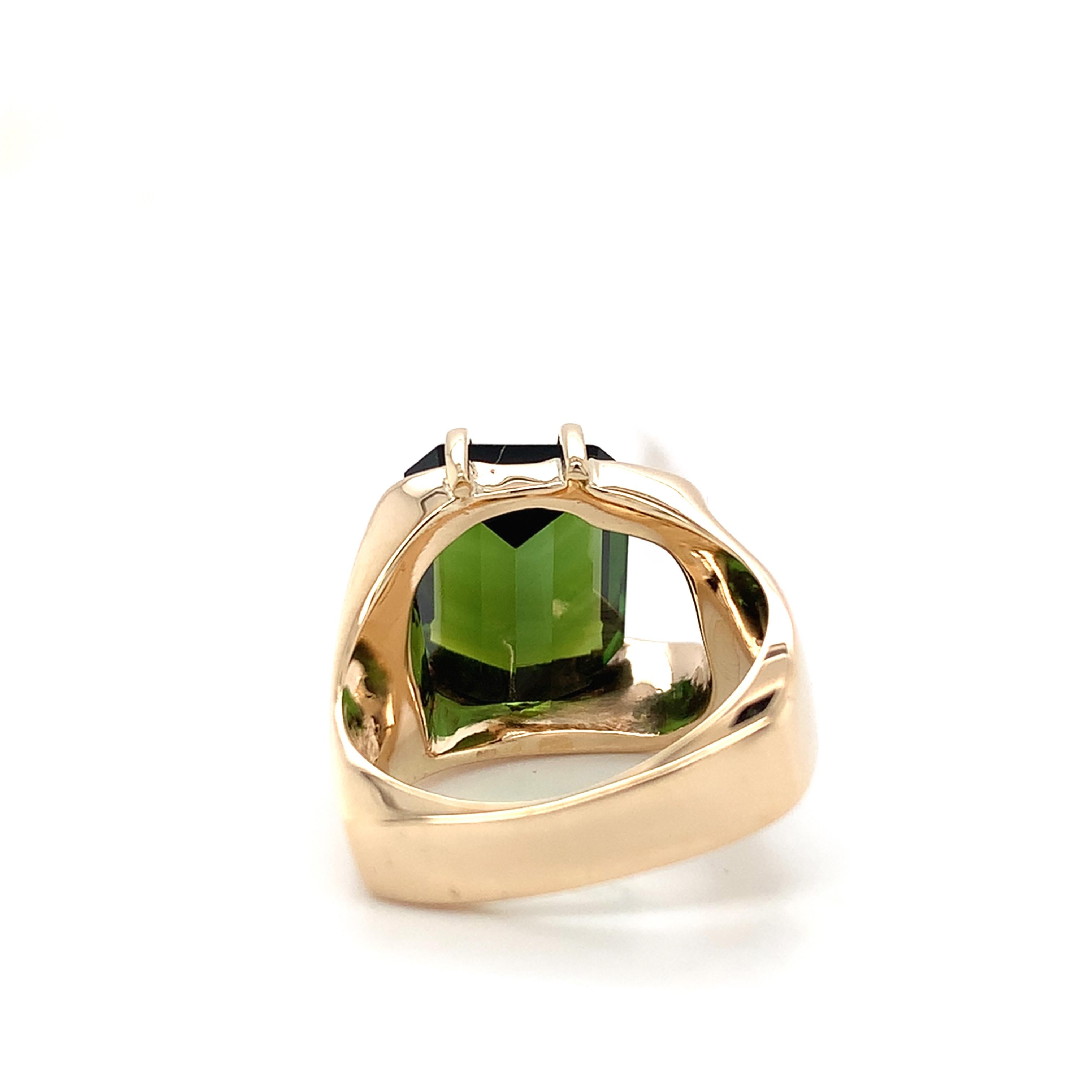 Anello moderno in oro giallo 14K con tormalina verde personalizzato in vendita 1