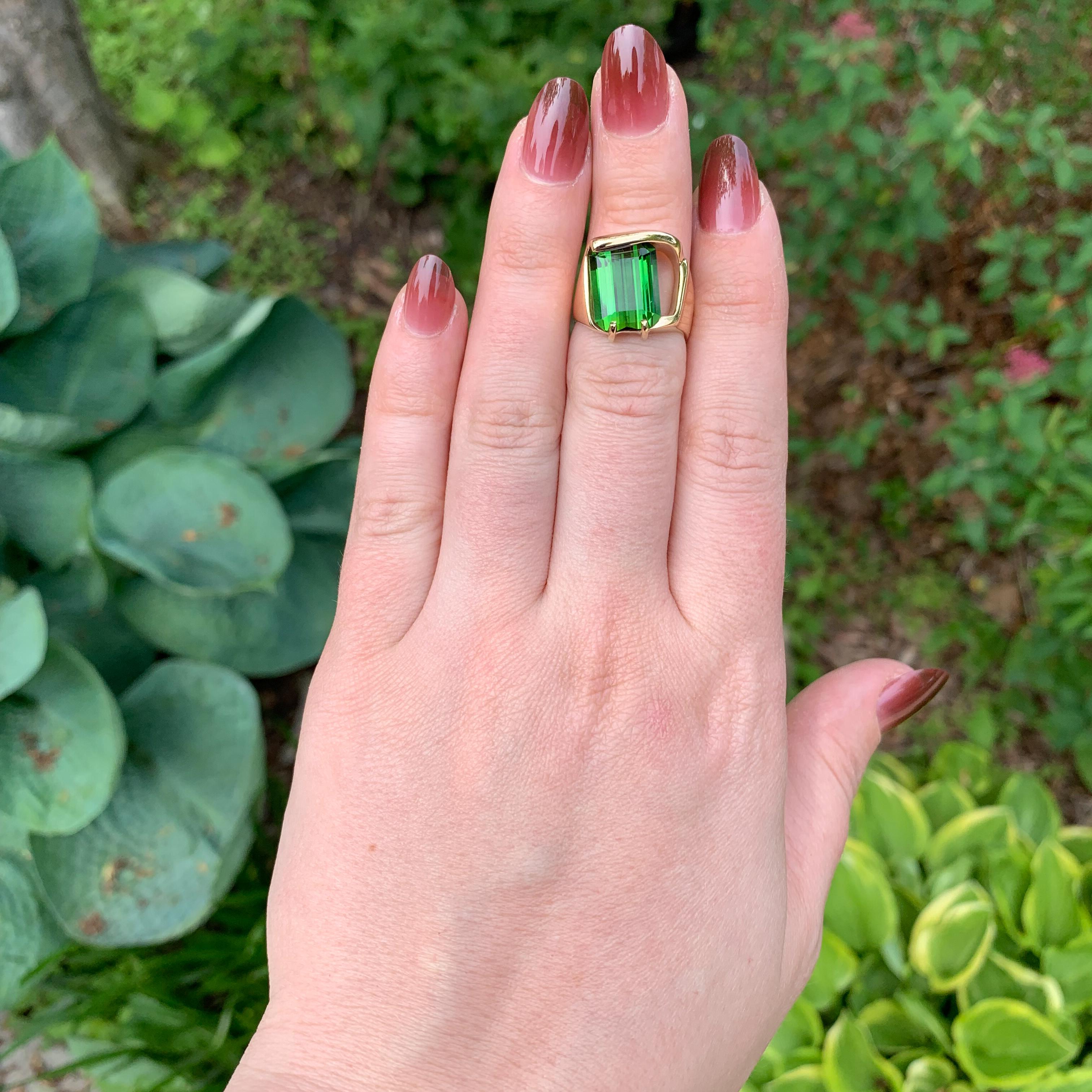 Anello moderno in oro giallo 14K con tormalina verde personalizzato in vendita 2