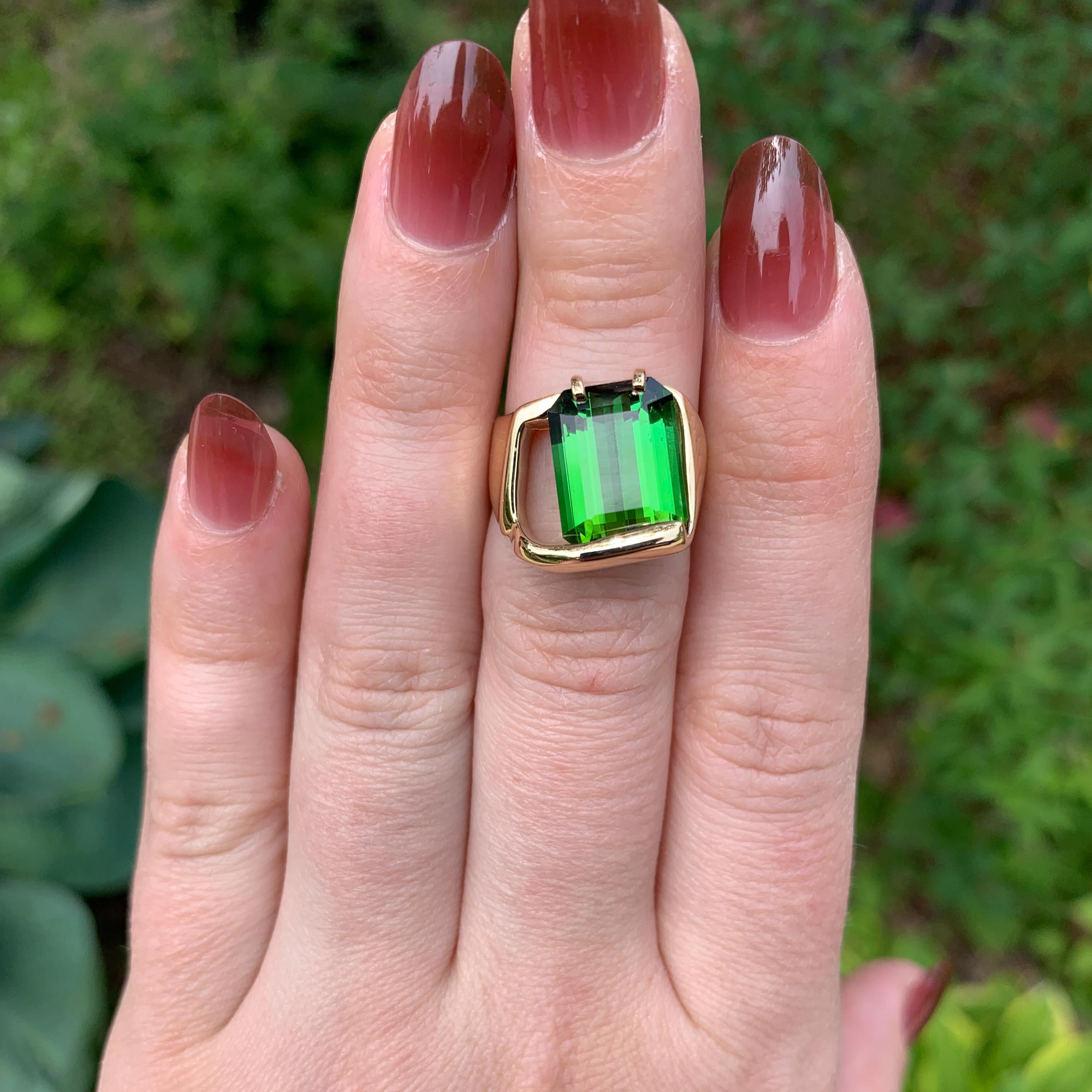 Anello moderno in oro giallo 14K con tormalina verde personalizzato in vendita 3