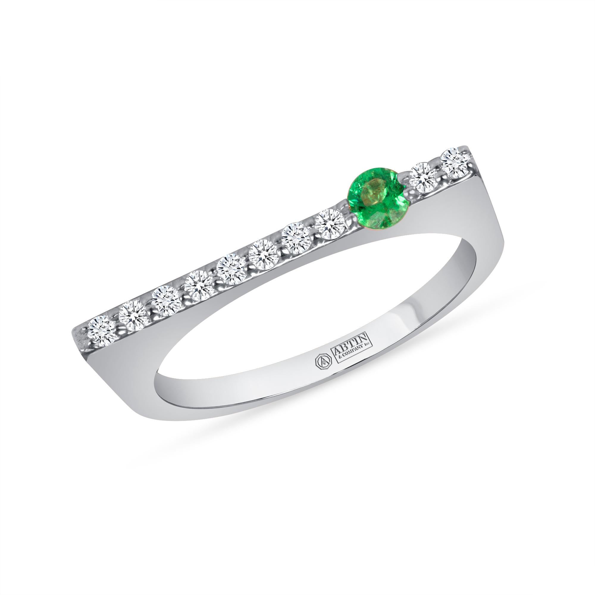 14K Gelbgold Moderner stapelbarer Ring mit Dainty Bar Diamant & Blauem Smaragd im Zustand „Neu“ im Angebot in Los Angeles, CA