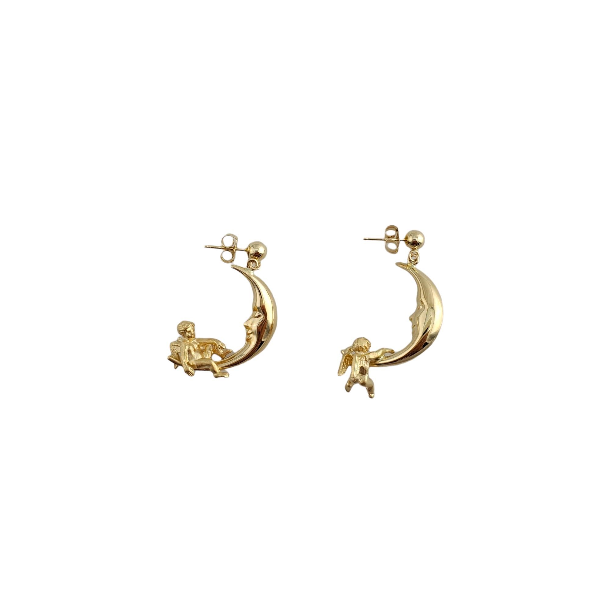 14K Gelbgold Mond Engel Ohrringe

Diese bezaubernden Ohrringe sind mit einer Mondsichel und einem hängenden Engel aus 14-karätigem Gelbgold gestaltet.

Größe: 28,5 mm X 19,75 mm

Gewicht: 4,4 g/ 2,8 dwt

Punze: 14K HG

Sehr guter Zustand,