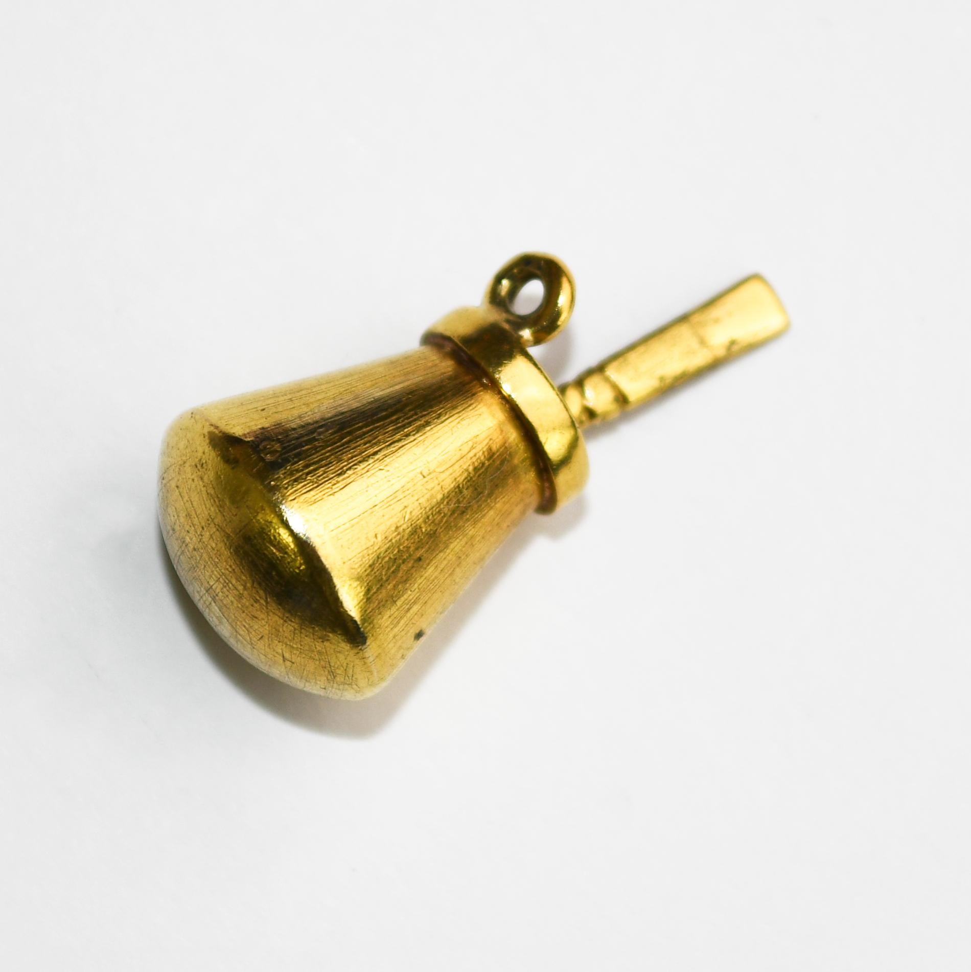 14k Yellow Gold Mortar Pestle Charm Pendant 7.2 Grams.
Excellent condition!
Not stamped but tests to be 14k yellow gold.
Longest dimension measures slightly over an inch.