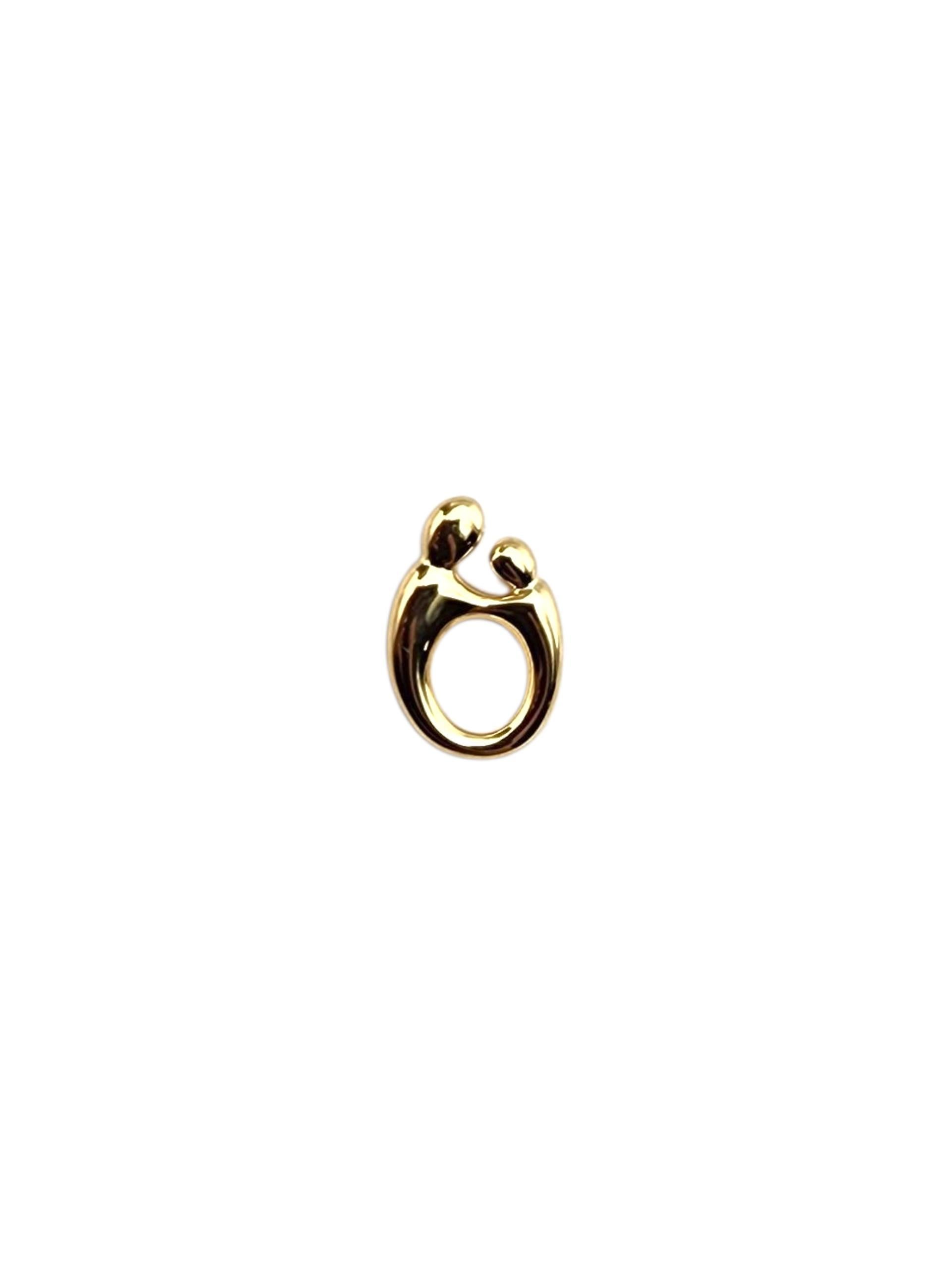 Ciondolo Madre e Bambino in oro giallo 14K

Questo ciondolo in oro giallo 14K Mother & Child è un bellissimo simbolo di amore e legame. Realizzato con eleganza, cattura il tenero legame tra una madre e il suo bambino in un design senza tempo che