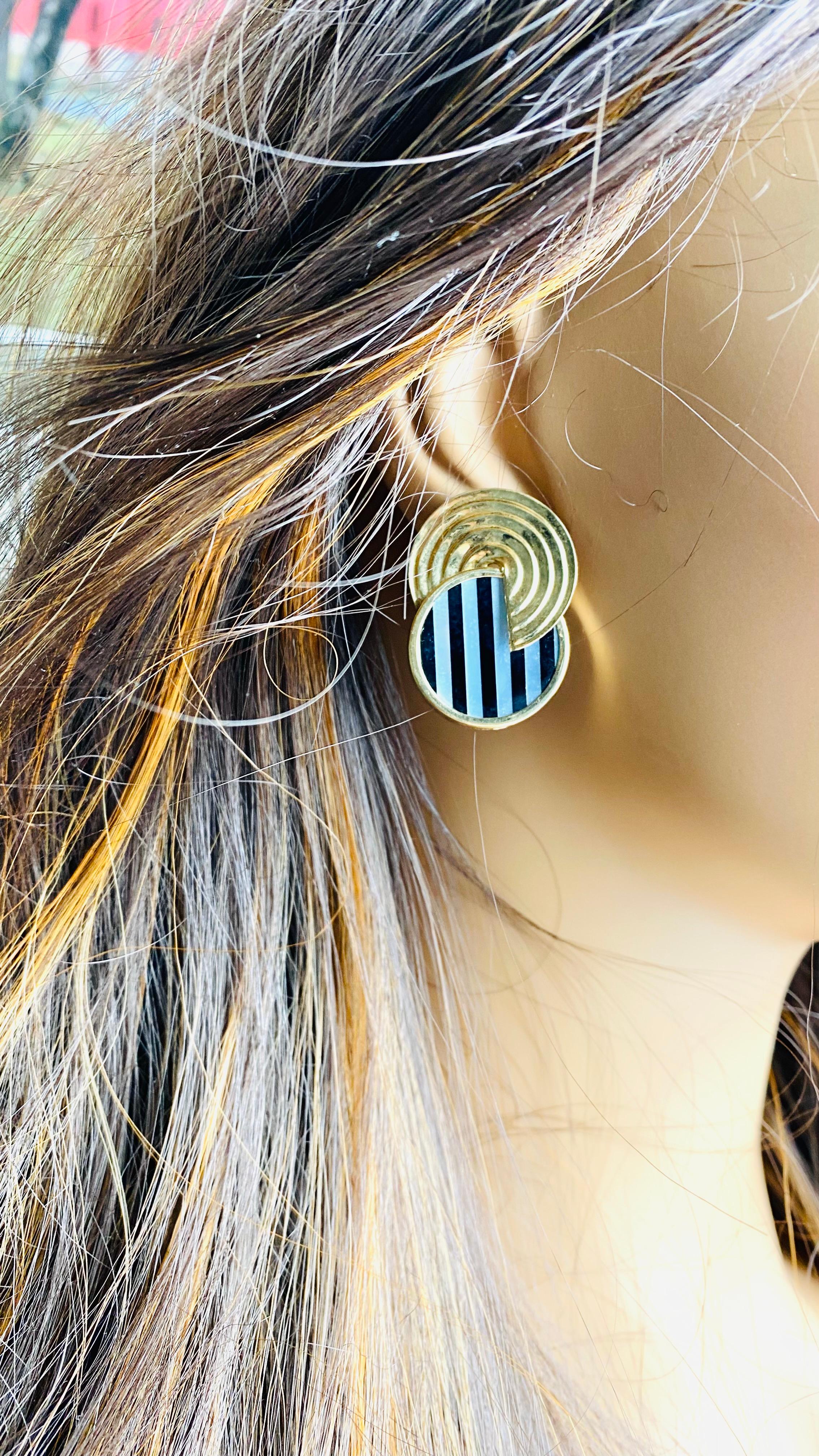 14K Yellow Gold Mother-of-Pearl, Black Onyx and Sodalite Vintage Stud Earrings In Good Condition For Sale In New York, NY