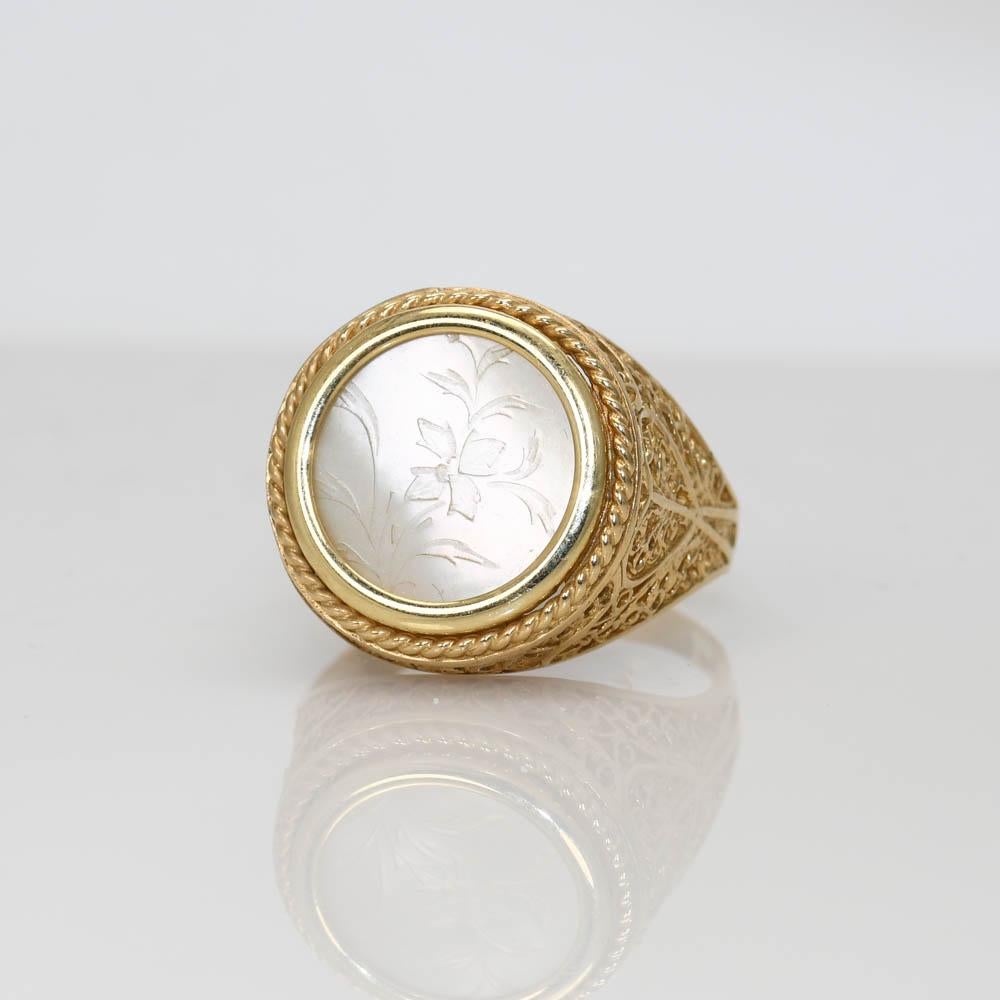 14k Gelbgold Perlmutt Ring.
In die Perle ist ein Blumenmuster eingraviert.
Sehr schöne verschnörkelte Fassung
Gestempelt 14k
Größe 5