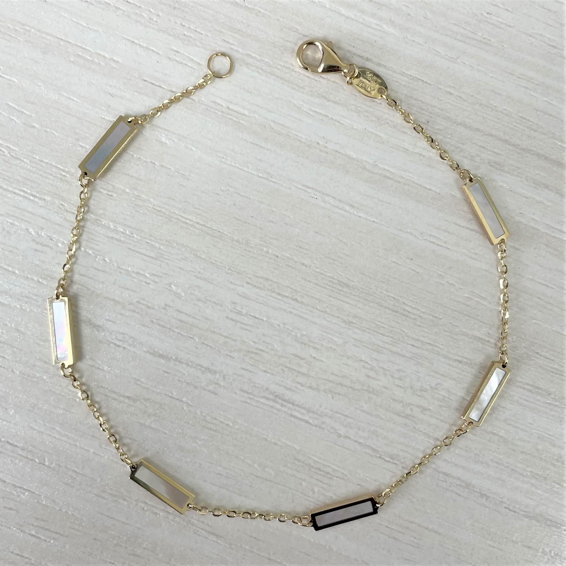 Bracelet de pierres précieuses de qualité : Axé sur le design et les détails, ce magnifique bracelet de pierres précieuses de couleur de votre choix présente un design de barre et est fabriqué en or jaune 14k. La mesure du bracelet est de 7