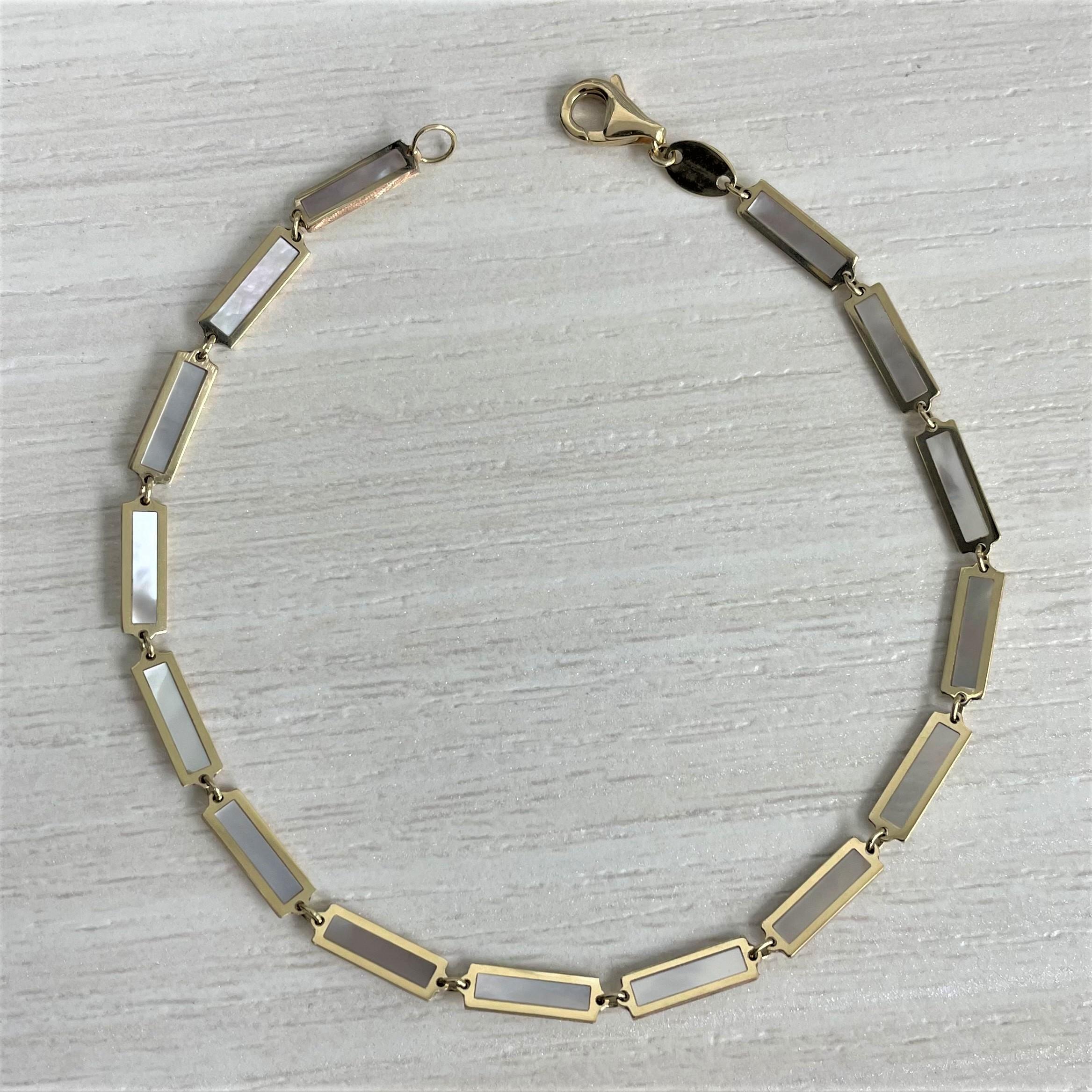 Contemporain Bracelet à barre station en or jaune 14 carats et nacre en vente