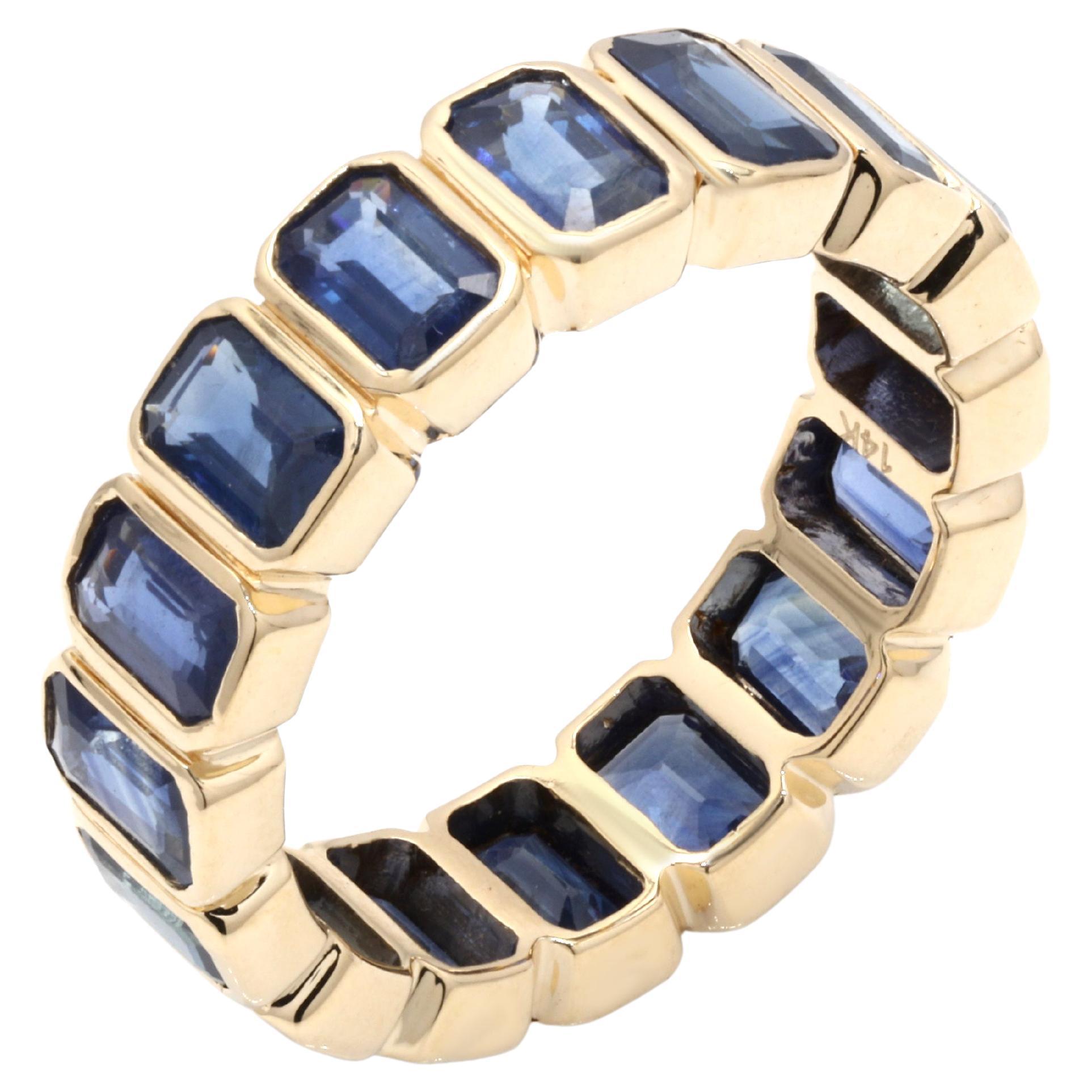 Bague d'éternité empilable en or jaune 14 carats avec saphir bleu de 5,11 carats