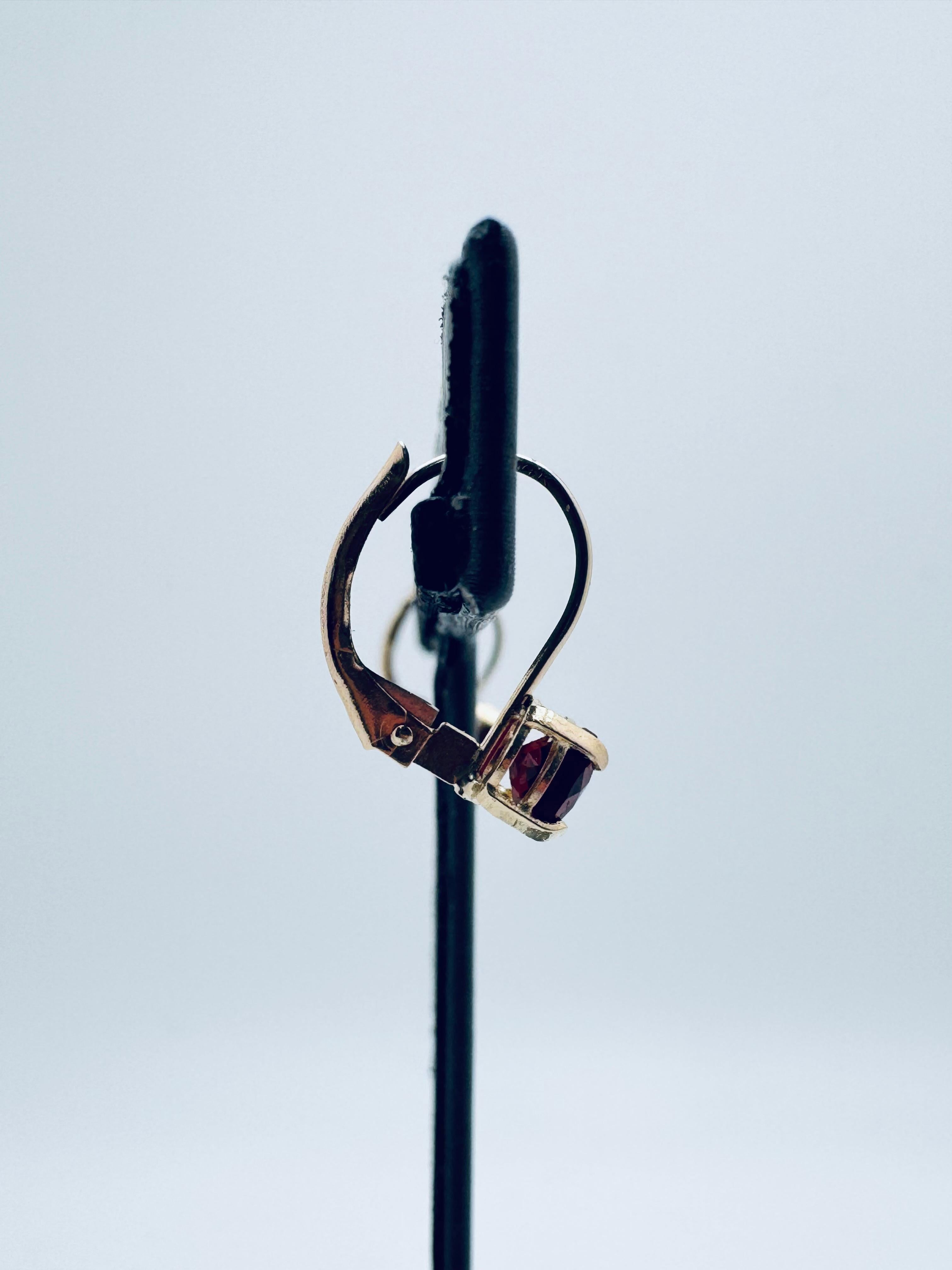 Taglio rotondo Orecchini a cerchio in oro giallo 14K con granato del Mozambico in vendita