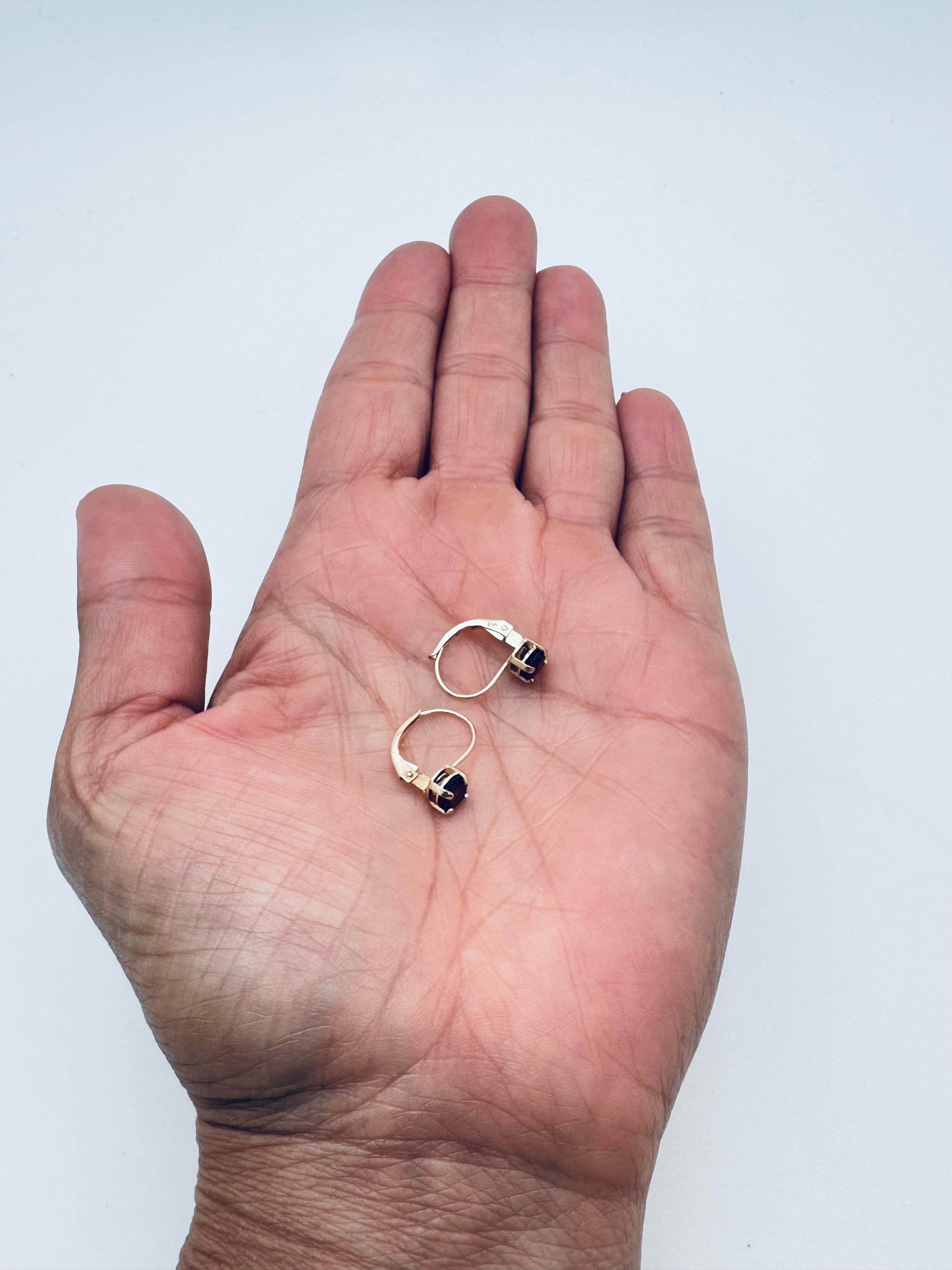 Orecchini a cerchio in oro giallo 14K con granato del Mozambico in vendita 3