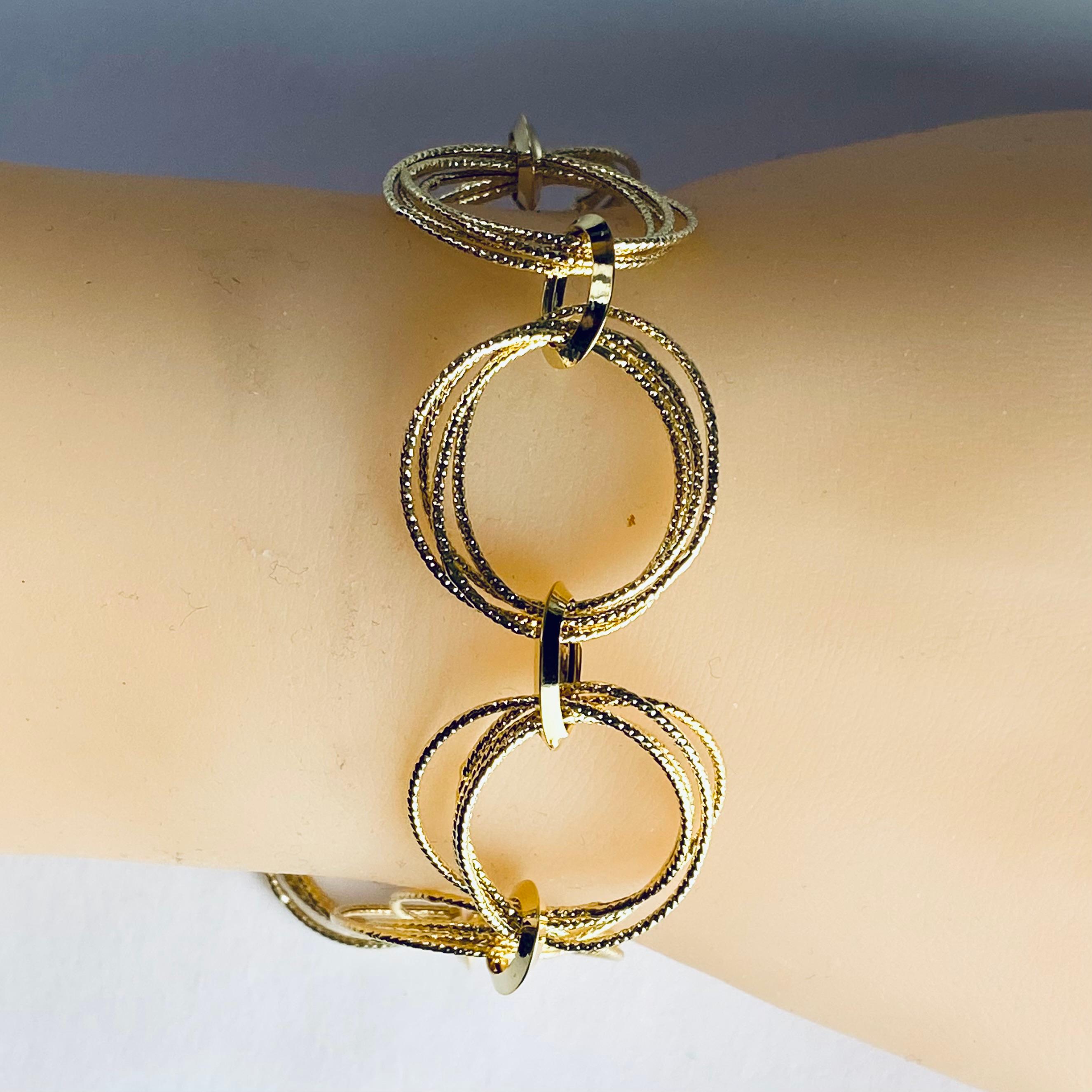 Bracelet à maillons larges multi-cercles d'un pouce en or jaune 14 carats en vente 1