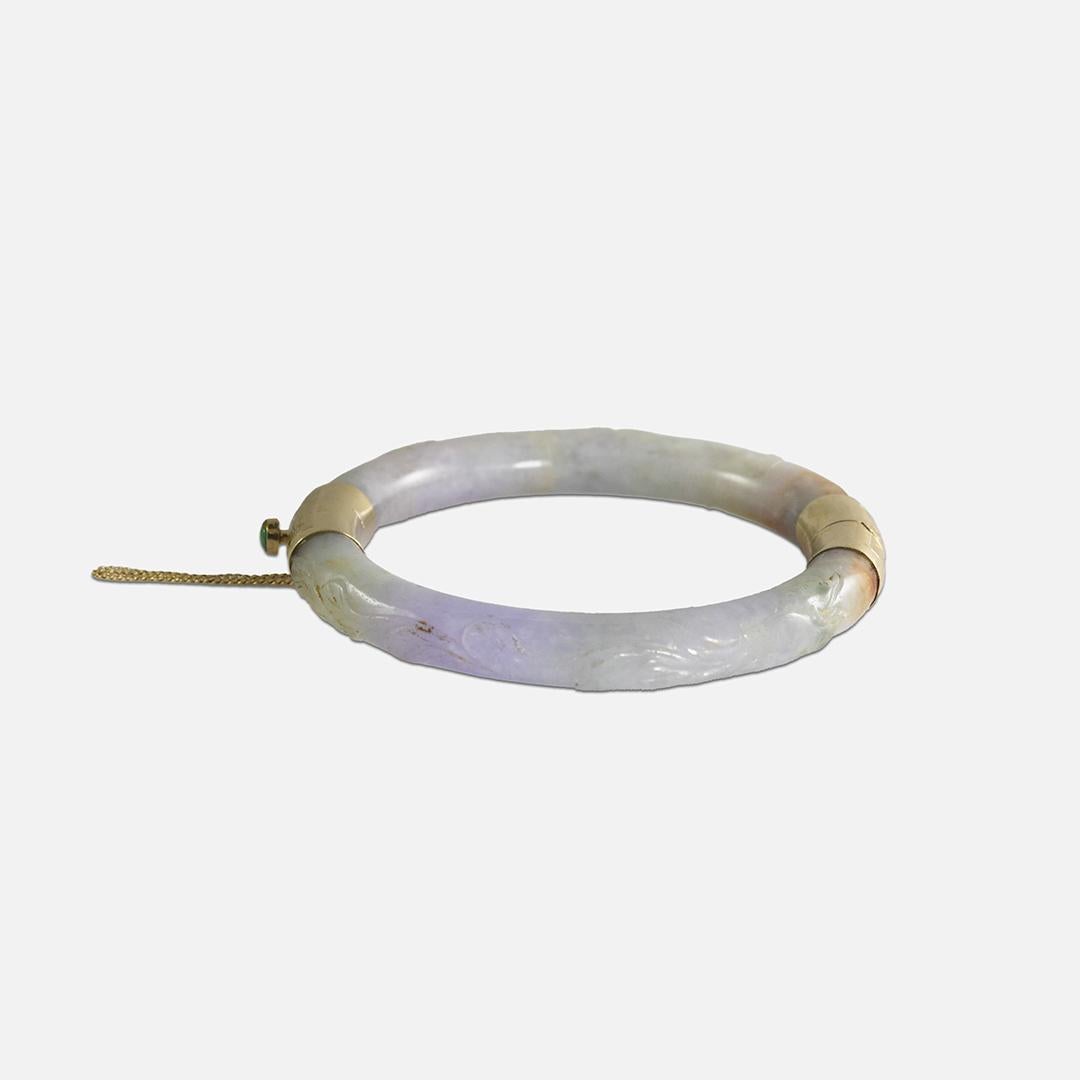 Mehrfarbiger Jade-Armreif mit 14-Karat-Verschlüssen.
Die Spangen werden mit einem XRF-Analysator auf 58,5% Gold getestet.
Die Farben sind hellgrün, lavendelfarben und ein wenig rot am unteren Rand.
Die Jade ist an den Seiten mit Schnitzereien