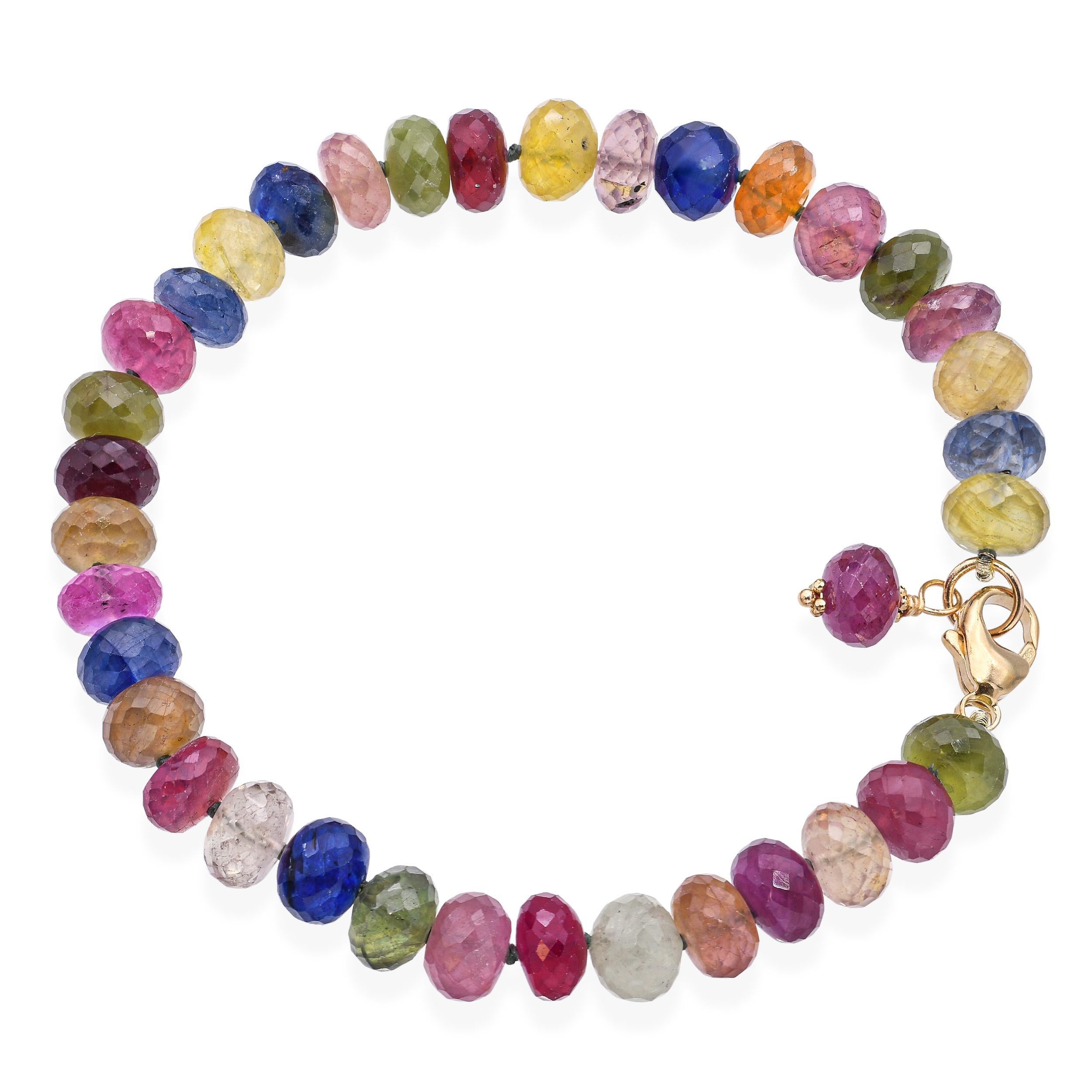Ce bracelet est fabriqué en or jaune 14 carats et présente un éventail vibrant de saphirs multicolores, chacun affichant de riches teintes de rose, de rouge, de jaune, de bleu, de vert et d'orange. Les perles à facettes sont enfilées pour mettre en