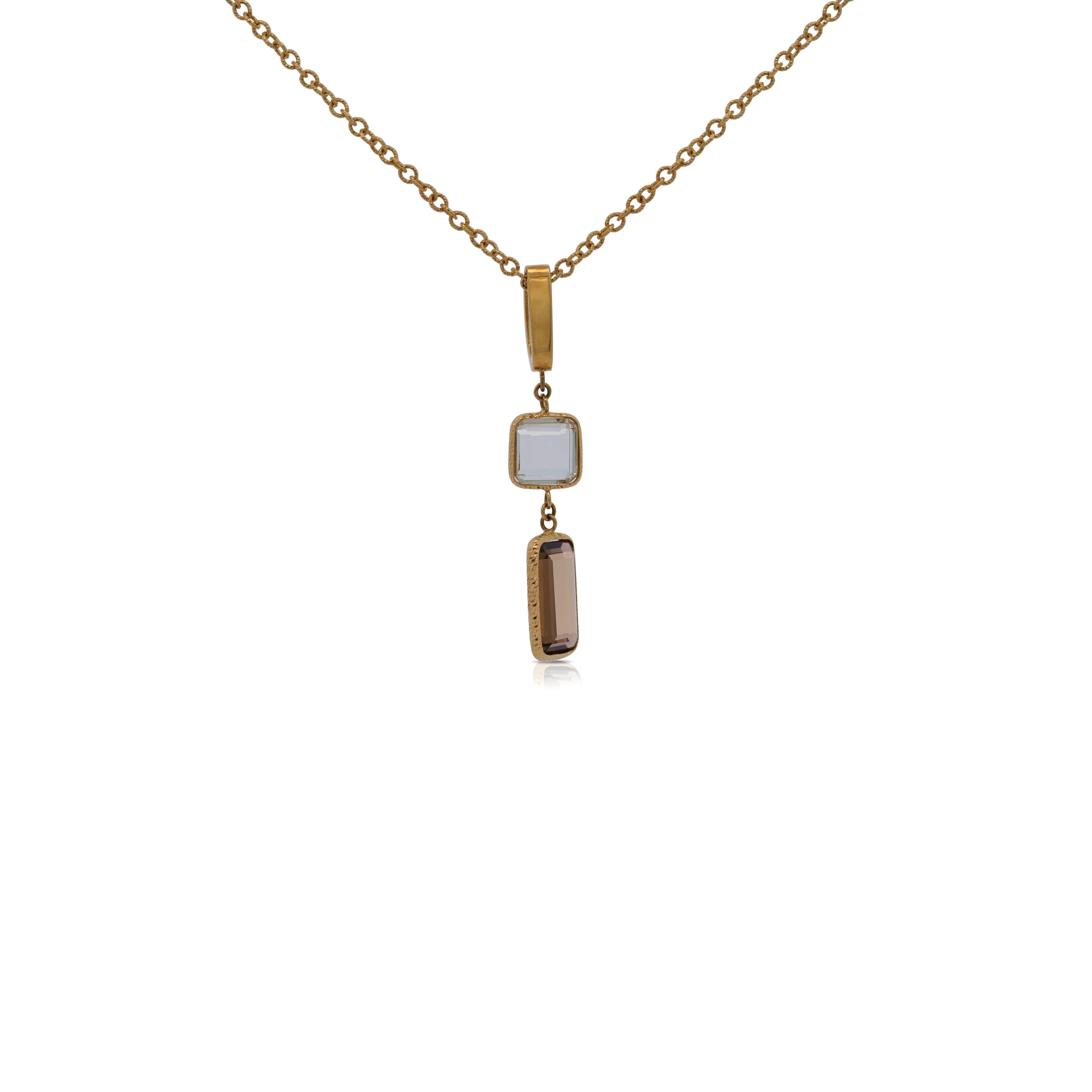 Questa collana in oro giallo 14K, con più gemme e diamanti, è realizzata a mano in Italia. Questo pezzo è caratterizzato da una catena di 16 pollici ornata da 2 gemme colorate e da un'incastonatura a raggiera di diamanti, che mostra un design a