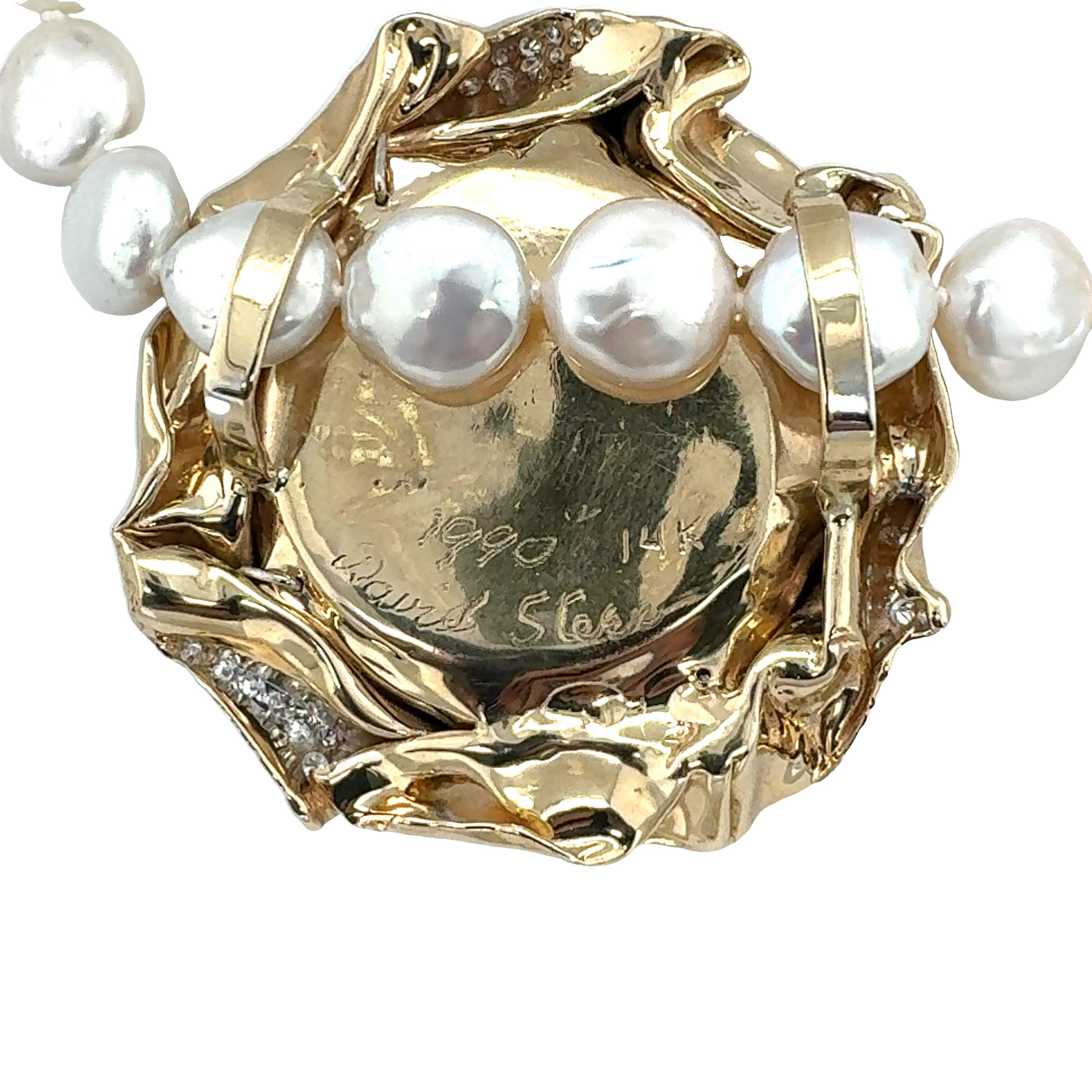 Cet élégant pendentif circulaire en or jaune 14 carats à motif de fleur exsude une beauté intemporelle, avec une nacre blanche centrale qui ajoute une douce iridescence au design. Autour de la pièce centrale se trouvent 44 diamants ronds de taille