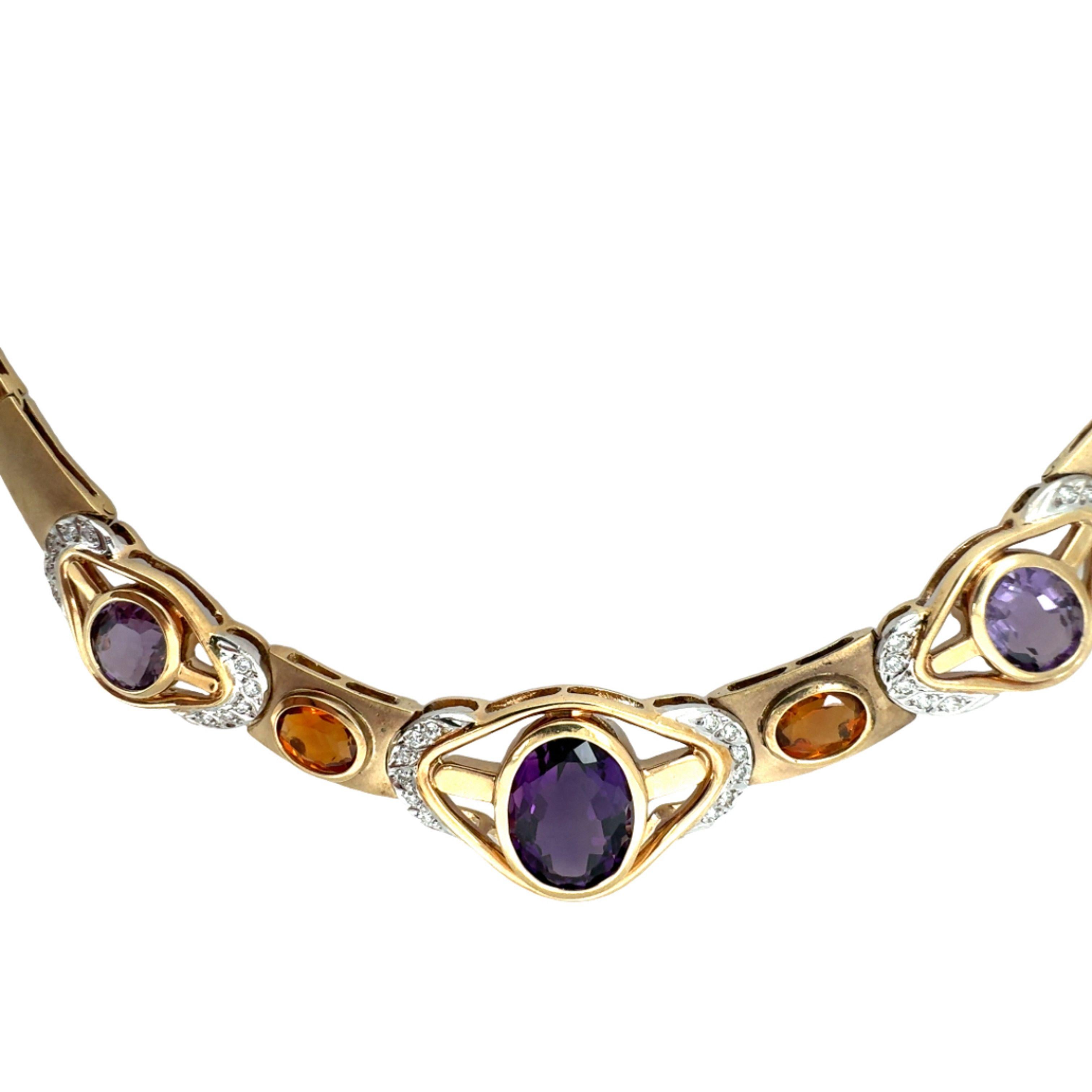 Ce collier exquis en or jaune 14 carats associe les teintes vibrantes de l'améthyste et de la citrine à l'éclat des diamants dans un design élégant. Il comprend trois améthystes ovales taillées en brillant, serties en chaton, d'un poids total