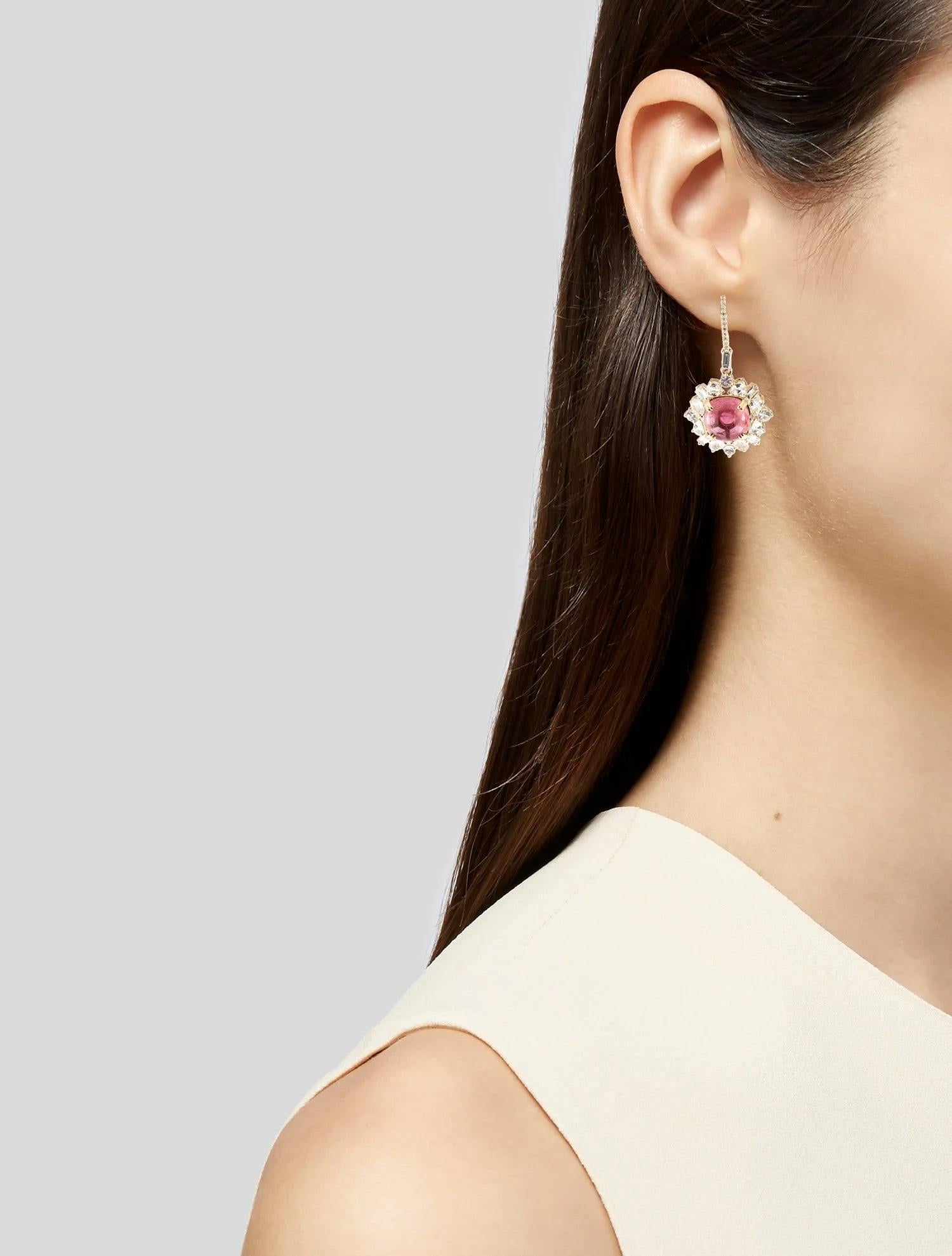 Estos elegantes pendientes colgantes de oro amarillo de 14 quilates muestran una impresionante variedad de piedras preciosas, lo que los convierte en una cautivadora adición a cualquier colección de joyas. Los pendientes llevan dos llamativos