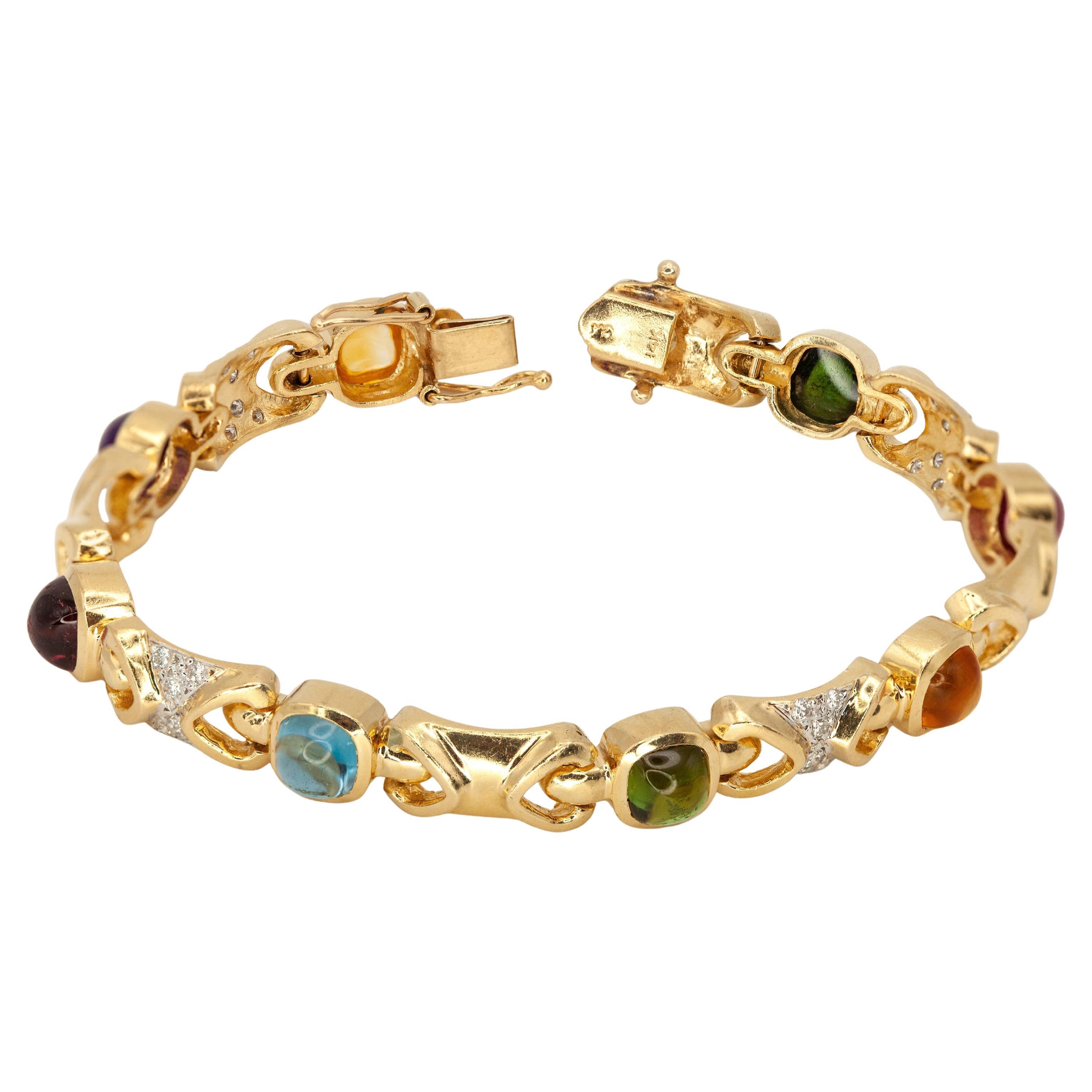 Esta vibrante pulsera de eslabones, elaborada en oro amarillo macizo de 14 quilates, exhibe una colorida variedad de gemas talladas en cabujón, como turmalina, topacio azul, citrino, amatista y peridoto. Cada gema está engastada con seguridad en un