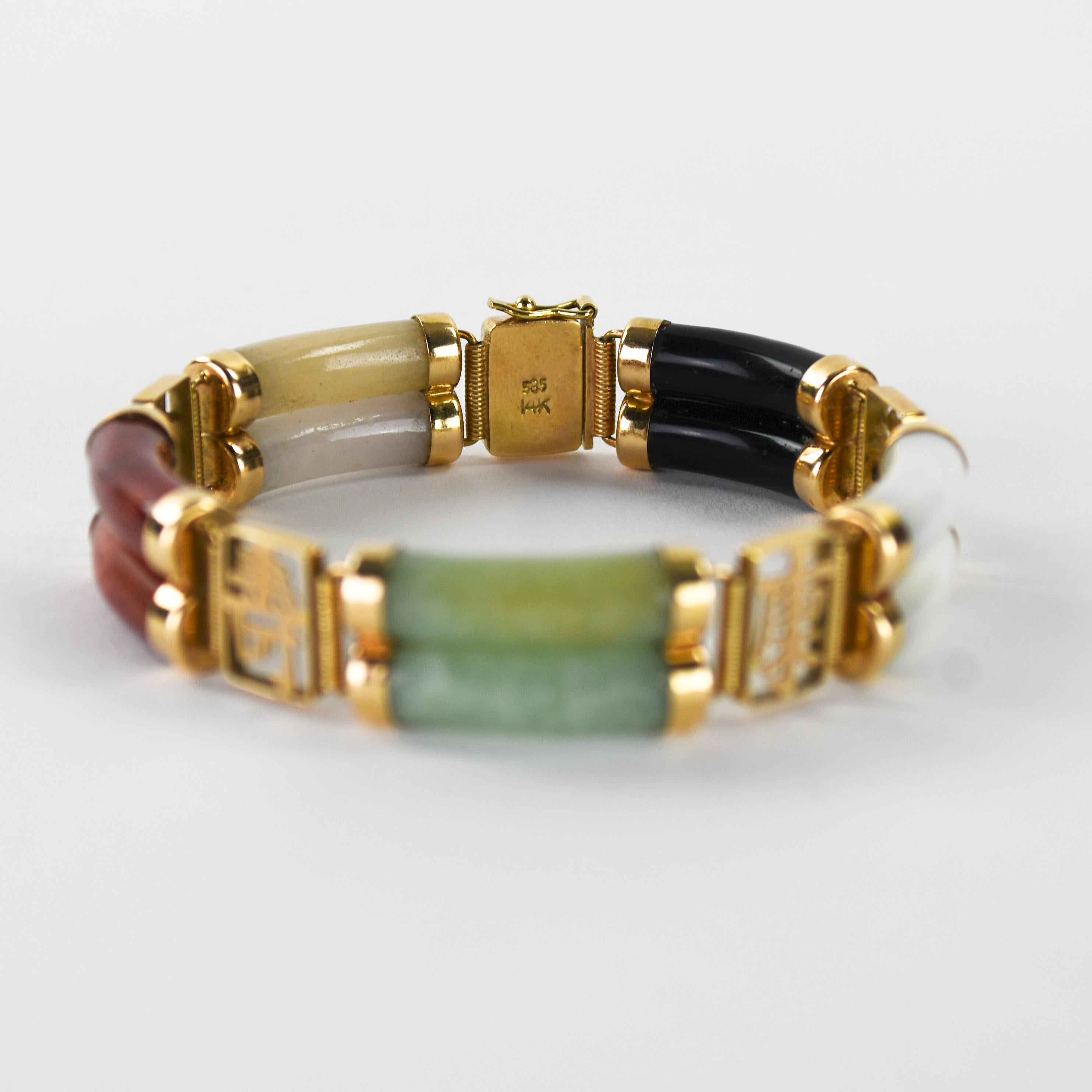 Bracelet en or jaune 14k et jade multicolore.
Estampillé 14k 585 et pèse 30,3 grammes en poids brut.
Il existe des jades de couleur rouge, verte, noire, blanche, blanc cassé.
Le bracelet mesure 7 pouces de long et 1/2 pouce de large.
Excellent état.