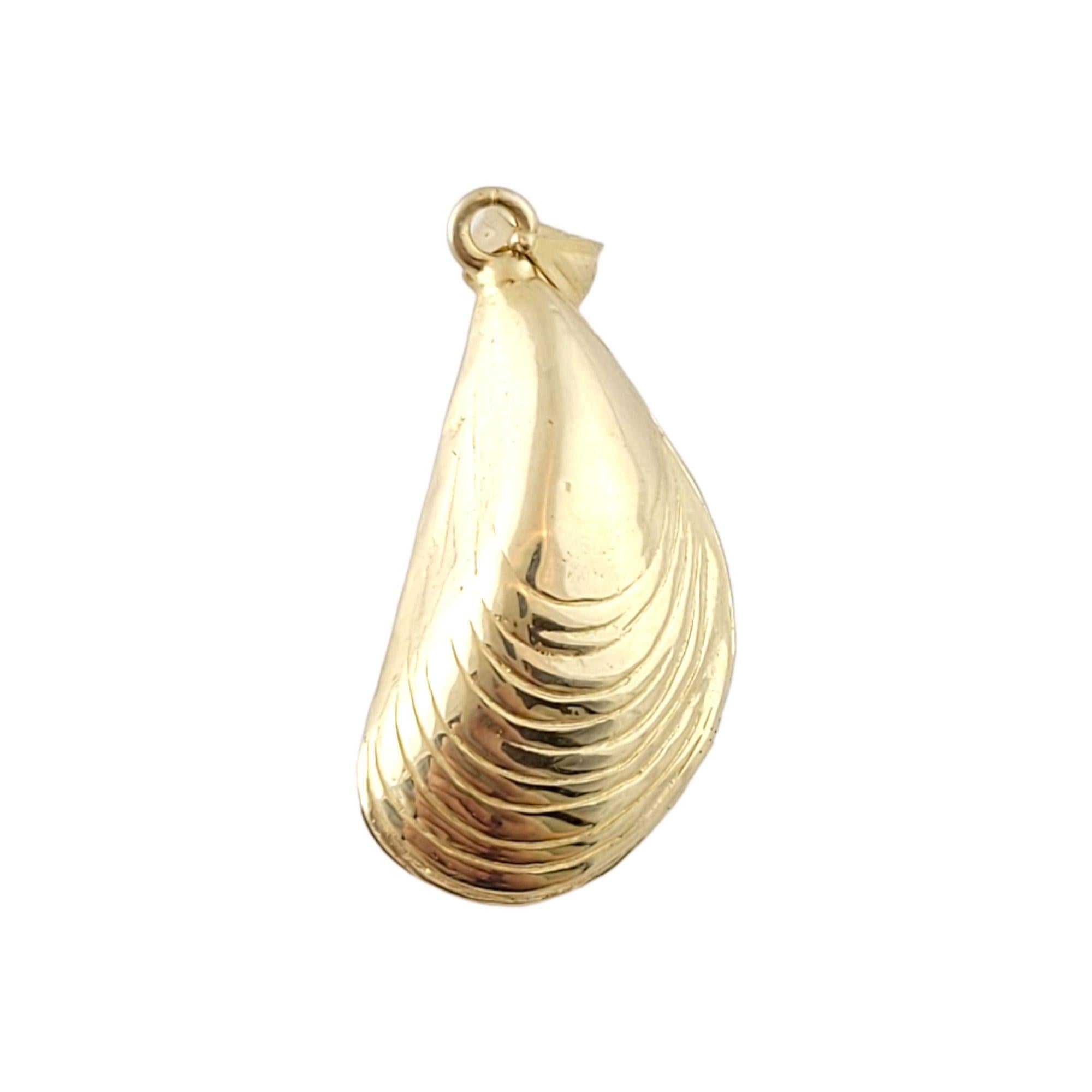 14K Yellow Gold Mussel Shell Charm In Good Condition In Washington Depot, CT