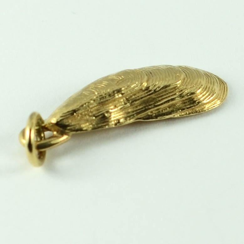 14 Karat Yellow Gold Mussel Shell Charm Pendant In Good Condition In London, GB