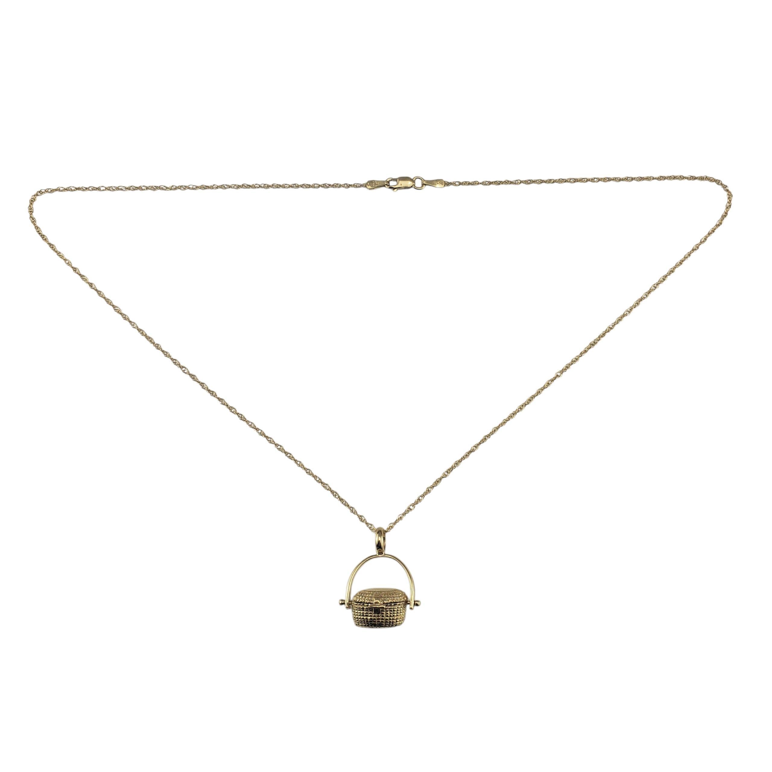 Collier en or jaune 14K à pendentif panier Nantucket -

Ce charmant pendentif panier Nantucket en or jaune 14K est magnifiquement réalisé avec des détails de tissage complexes et un sommet à charnière qui s'ouvre et se ferme. Un symbole côtier