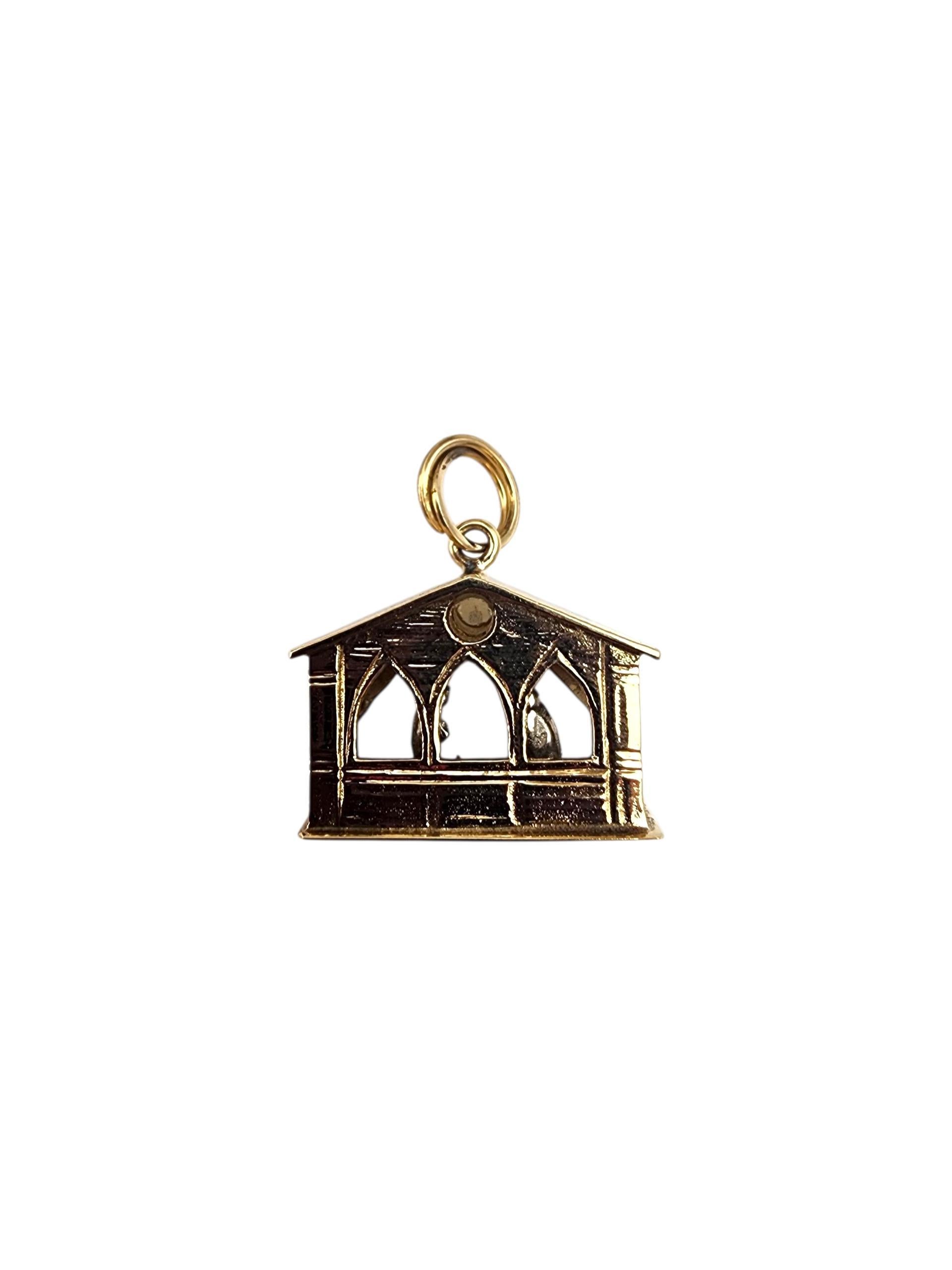 Charm per la Natività in oro giallo 14K -

Celebra il vero spirito della stagione con questo charm per la natività in oro giallo 14K. Caratterizzato da una scena splendidamente dettagliata della Sacra Famiglia, è un simbolo senza tempo di fede,