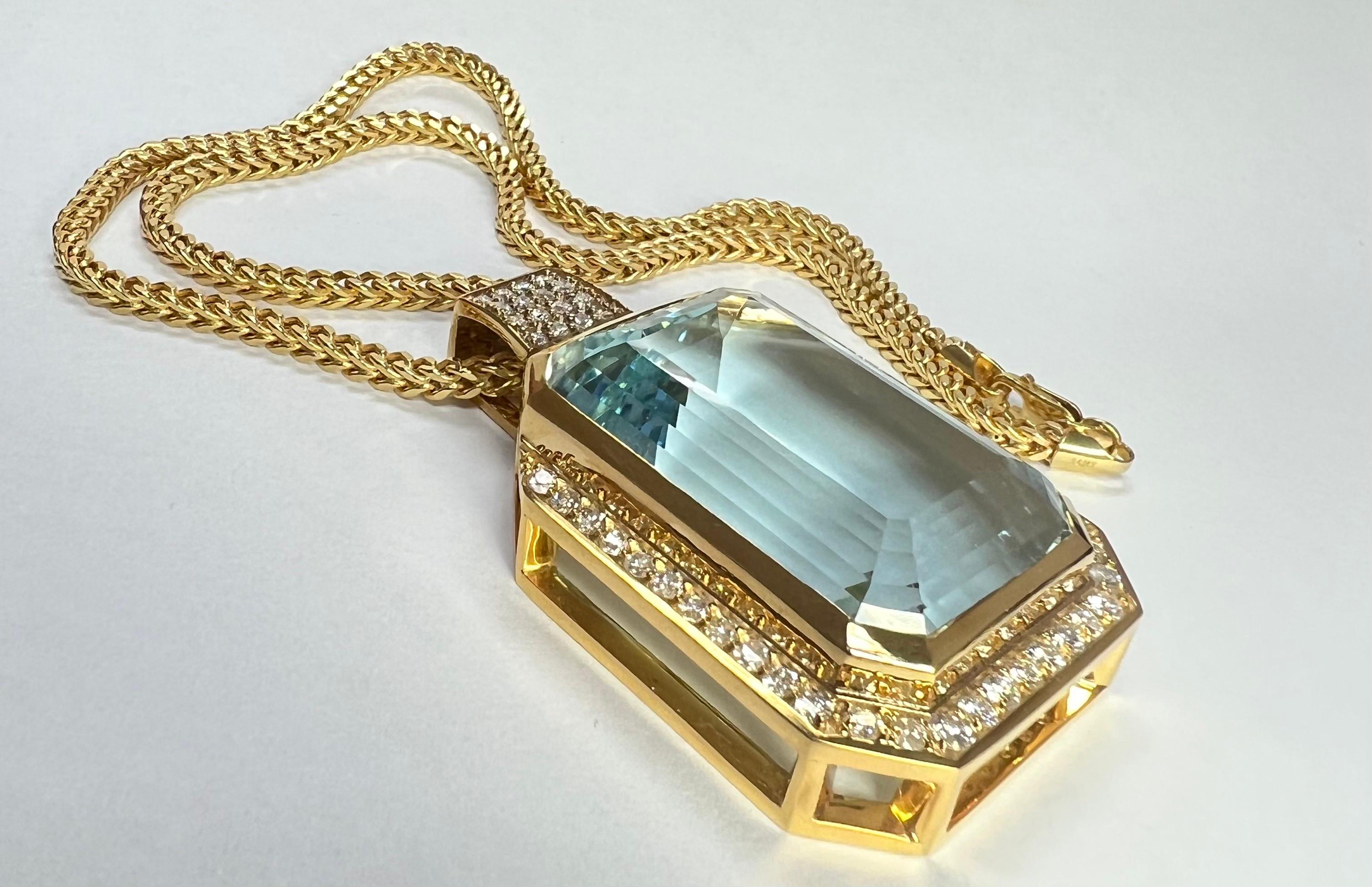 14k Yellow Gold Natural Aquamarine Pendant w/ Round Diamonds In New Condition For Sale In Los Angeles, CA