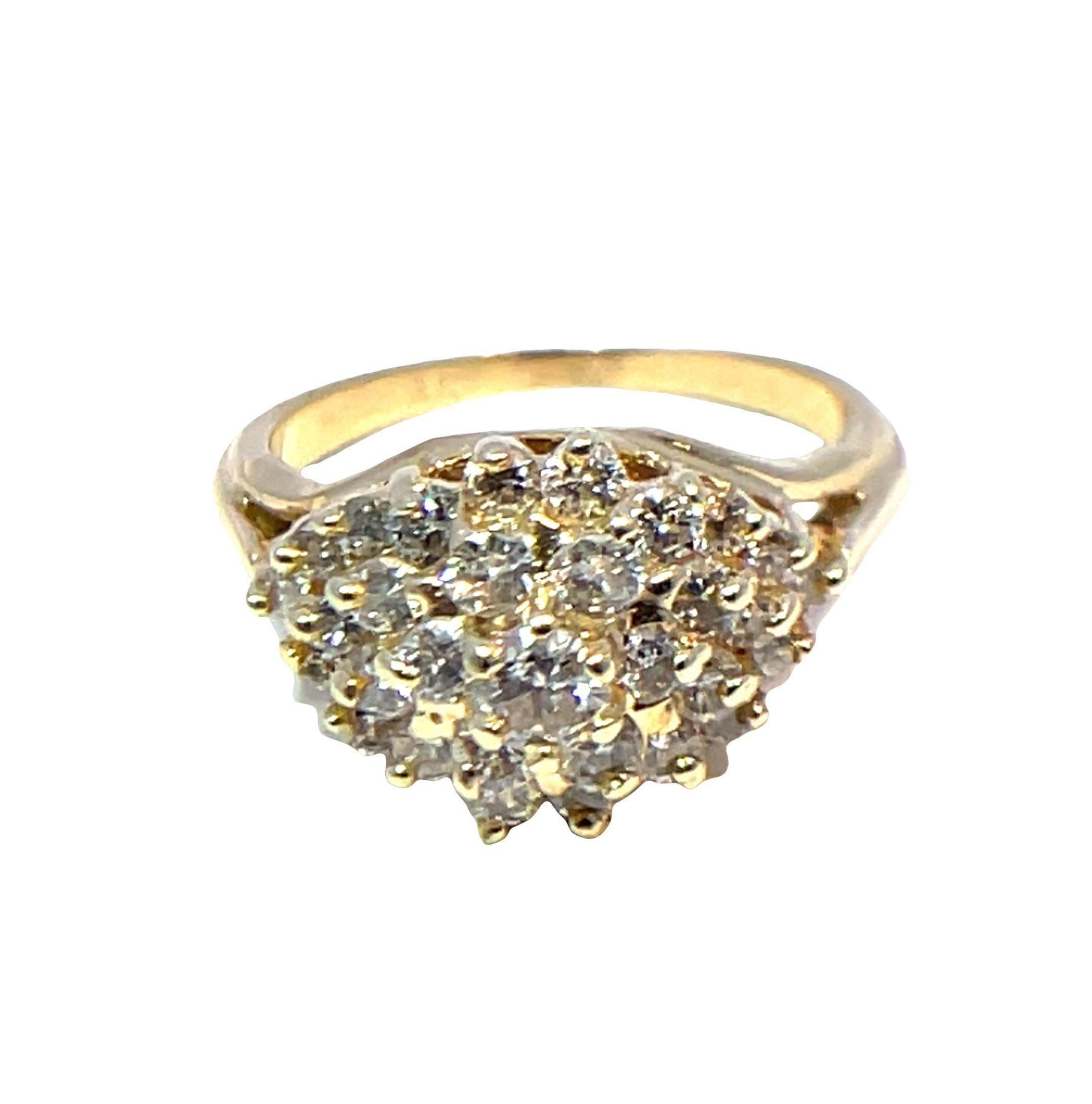 Entdecken Sie die Eleganz dieses exquisiten Clusterrings, ein Zeugnis moderner Handwerkskunst. Das Herzstück besteht aus einer Reihe von weißen Diamanten im Brillantschliff, die sorgfältig gefasst wurden, um ihr strahlendes Funkeln zu maximieren.