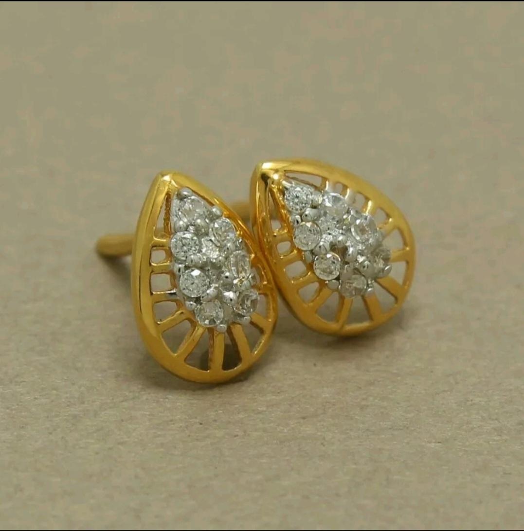 14K Yellow Gold Natural Diamond Leaf Shape Earrings Tiny Cute Diamond Studs Gift In New Condition For Sale In Chicago, IL