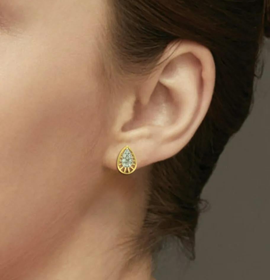 14K Yellow Gold Natural Diamond Leaf Shape Studs Earrings Tiny Cute Diamond In New Condition For Sale In Chicago, IL