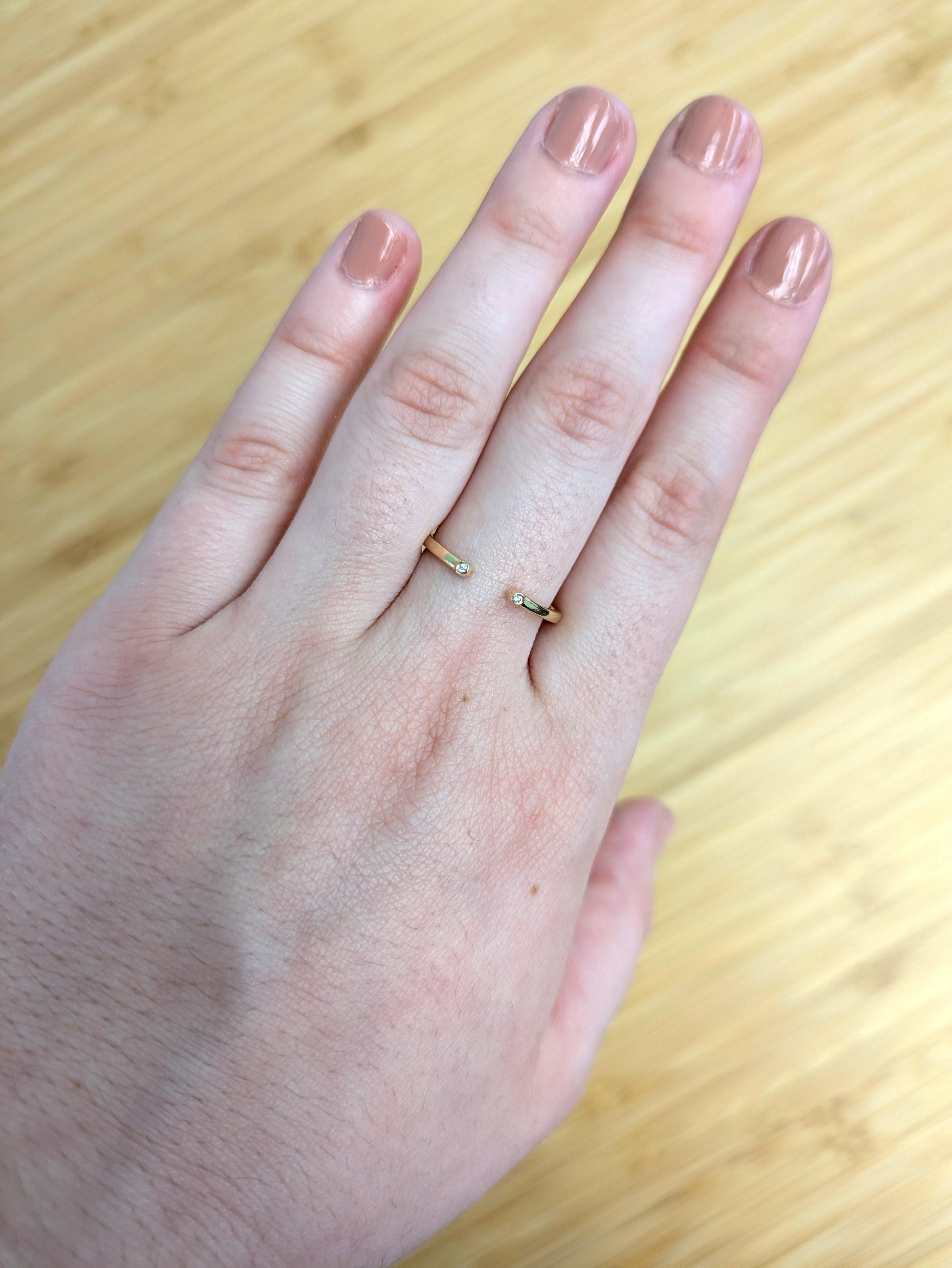 Dieser schöne, stapelbare Ring mit offenem Band ist mit 2 natürlichen, in der Erde geförderten Diamanten in massivem 14-karätigem Gold gefasst. Dieses offene Band kann mit jedem Ring gestapelt werden, so dass Sie verschiedene Ringe für einen