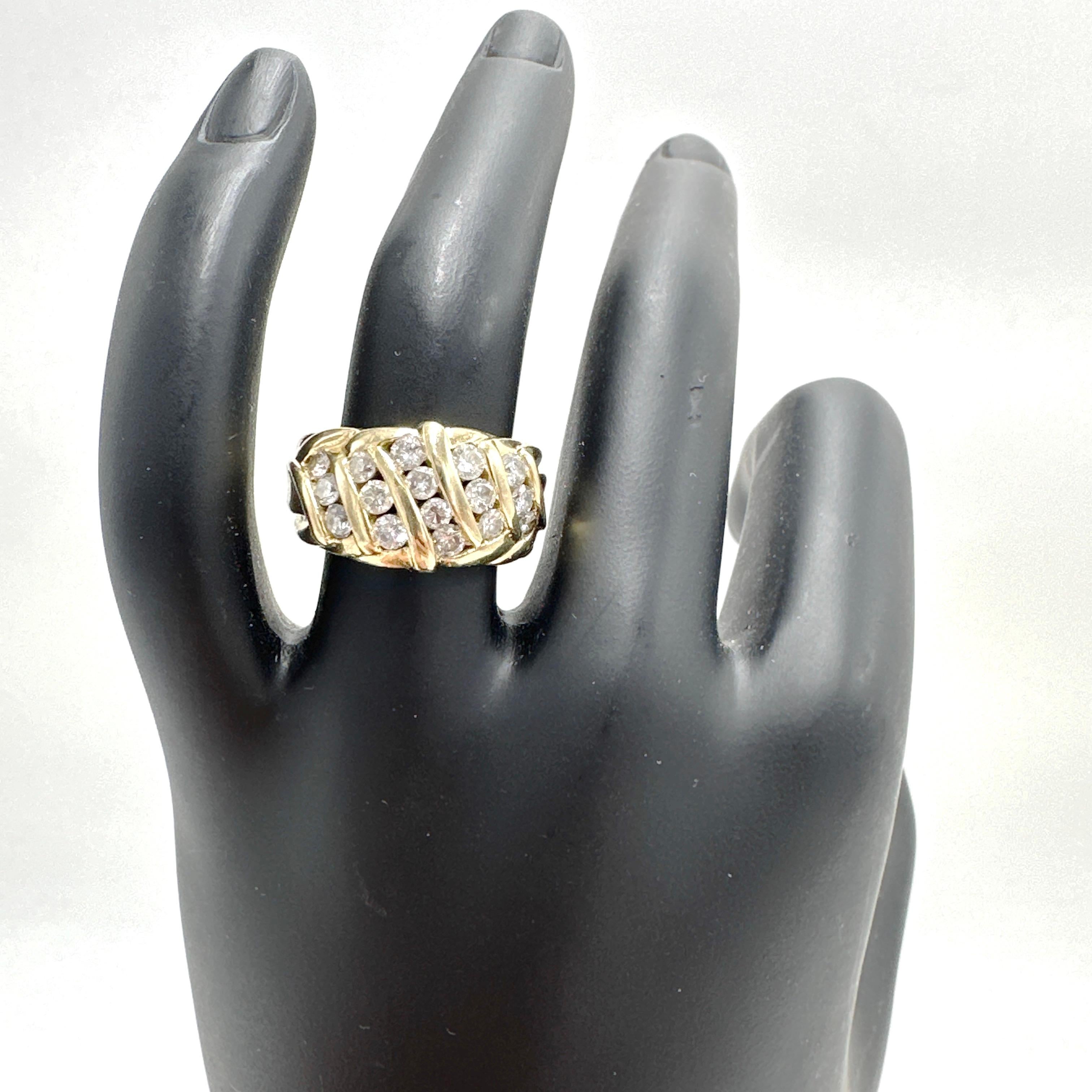 Hier ist eine schöne 14k Gelbgold Natural Diamond Ring 0,98TCW. 

Dieser Ring enthält 16 runde Brillanten von 0,05 bis 0,08 Karat mit einer Größe von jeweils ca. 2,40 x 2,80 mm und einem geschätzten Gesamtgewicht von 0,98 TCW. Die Diamanten haben