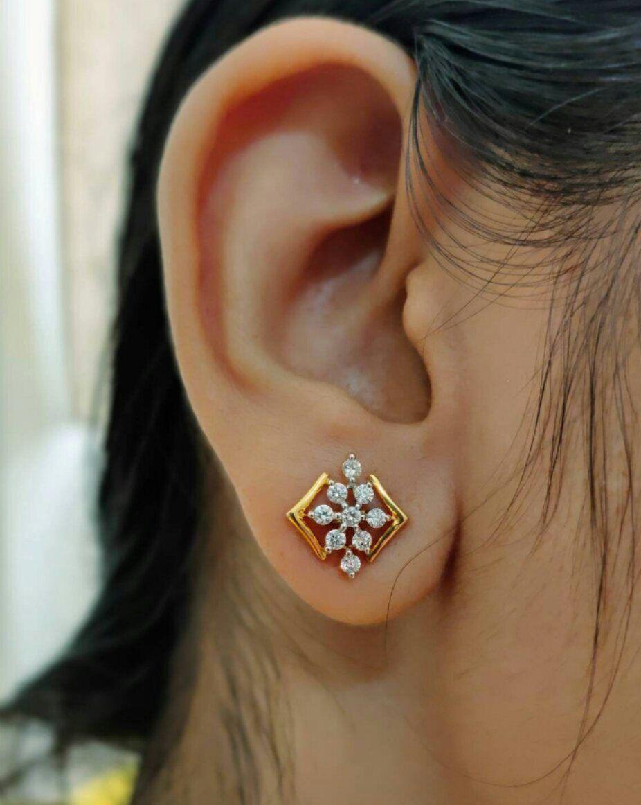 14K Gelbgold Natürliche Diamant-Ohrringe mit Schraubverschluss hinten Moms birthday Gift Jewelry im Zustand „Neu“ im Angebot in Chicago, IL