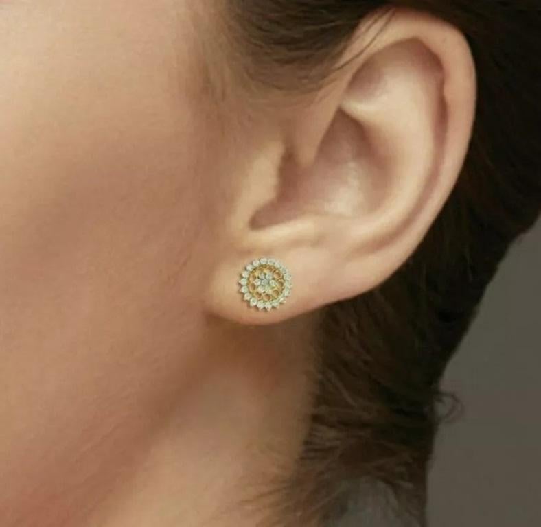 Taille ronde Boucle d'oreille en or jaune 14K avec diamant naturel en vente