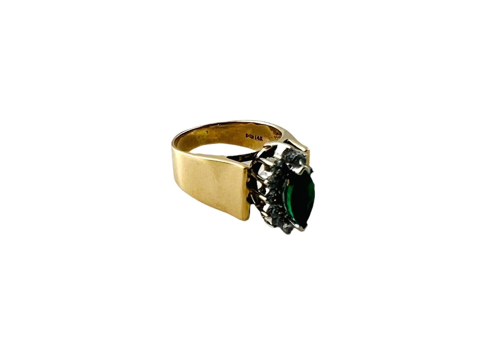 Vintage 14K Gelbgold natürlichen Smaragd und Diamant-Ring Größe 5,5

Dieser wunderschöne Ring aus 14-karätigem Gold hat ein wunderschönes Design mit 12 runden Diamanten im Brillantschliff, die einen funkelnden, natürlichen grünen Smaragd in der