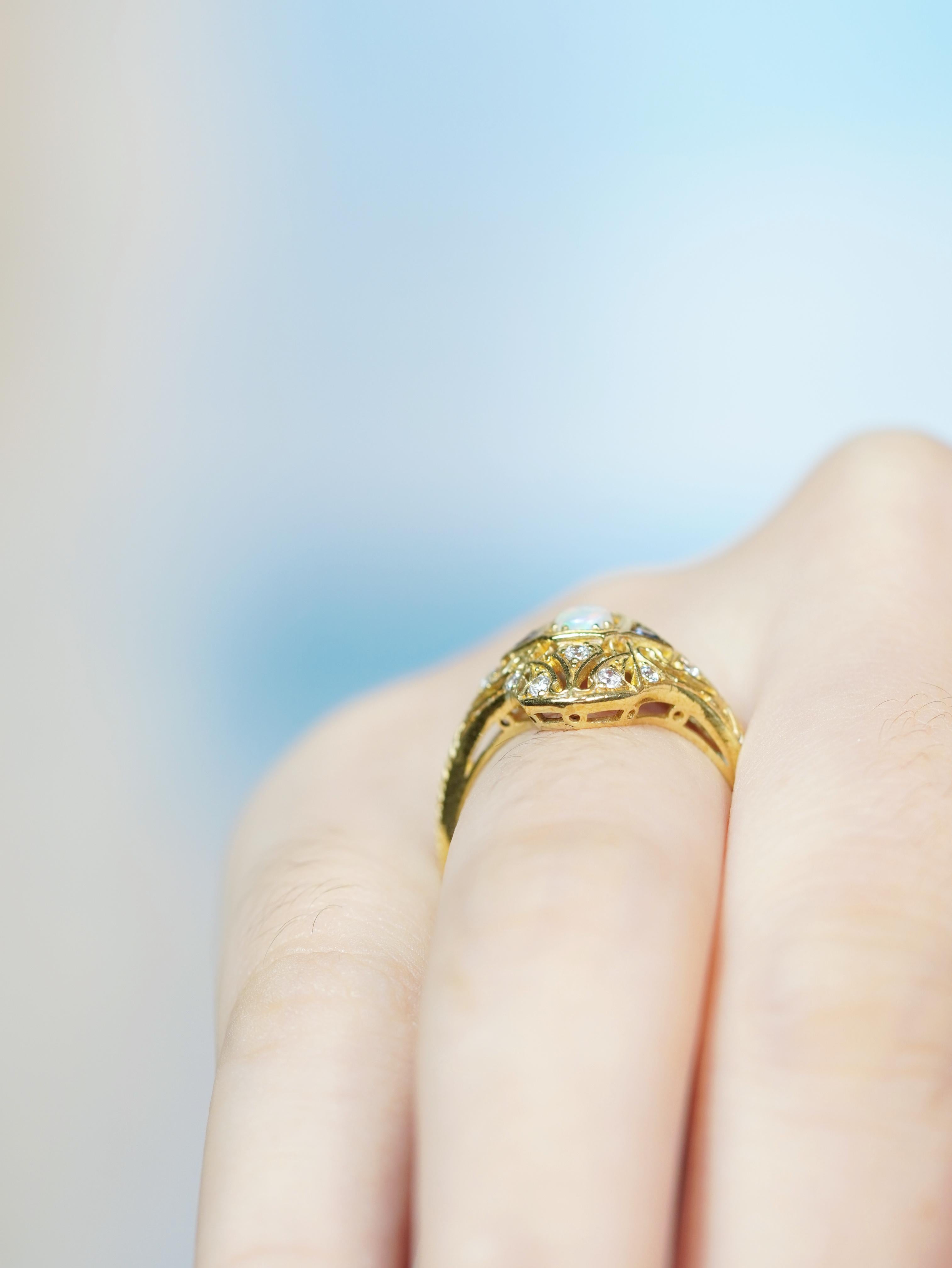 Anello in oro giallo 14K in stile vintage con zaffiro blu opale naturale e diamanti in vendita 5