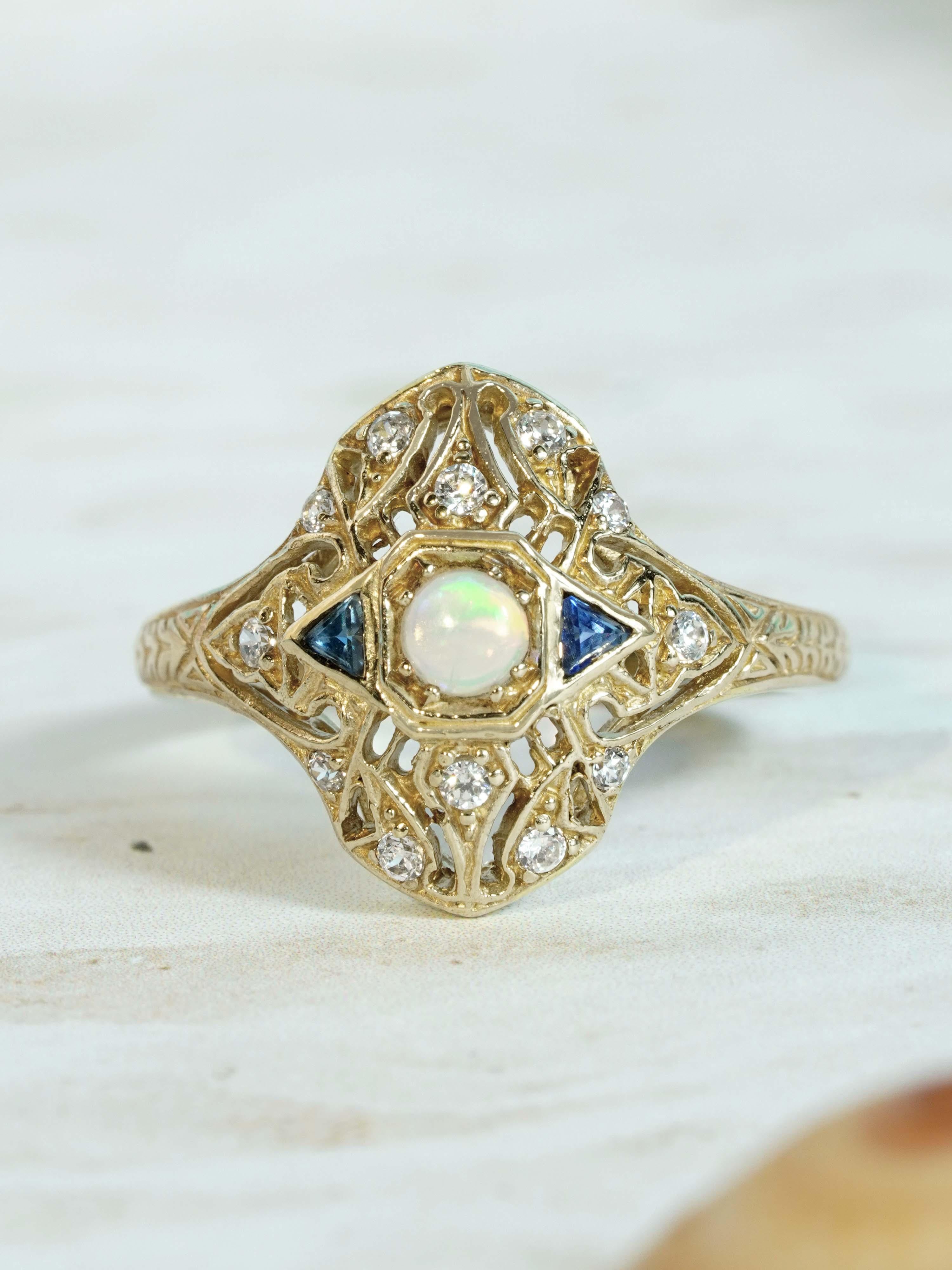 Anello in oro giallo 14K in stile vintage con zaffiro blu opale naturale e diamanti in vendita 1