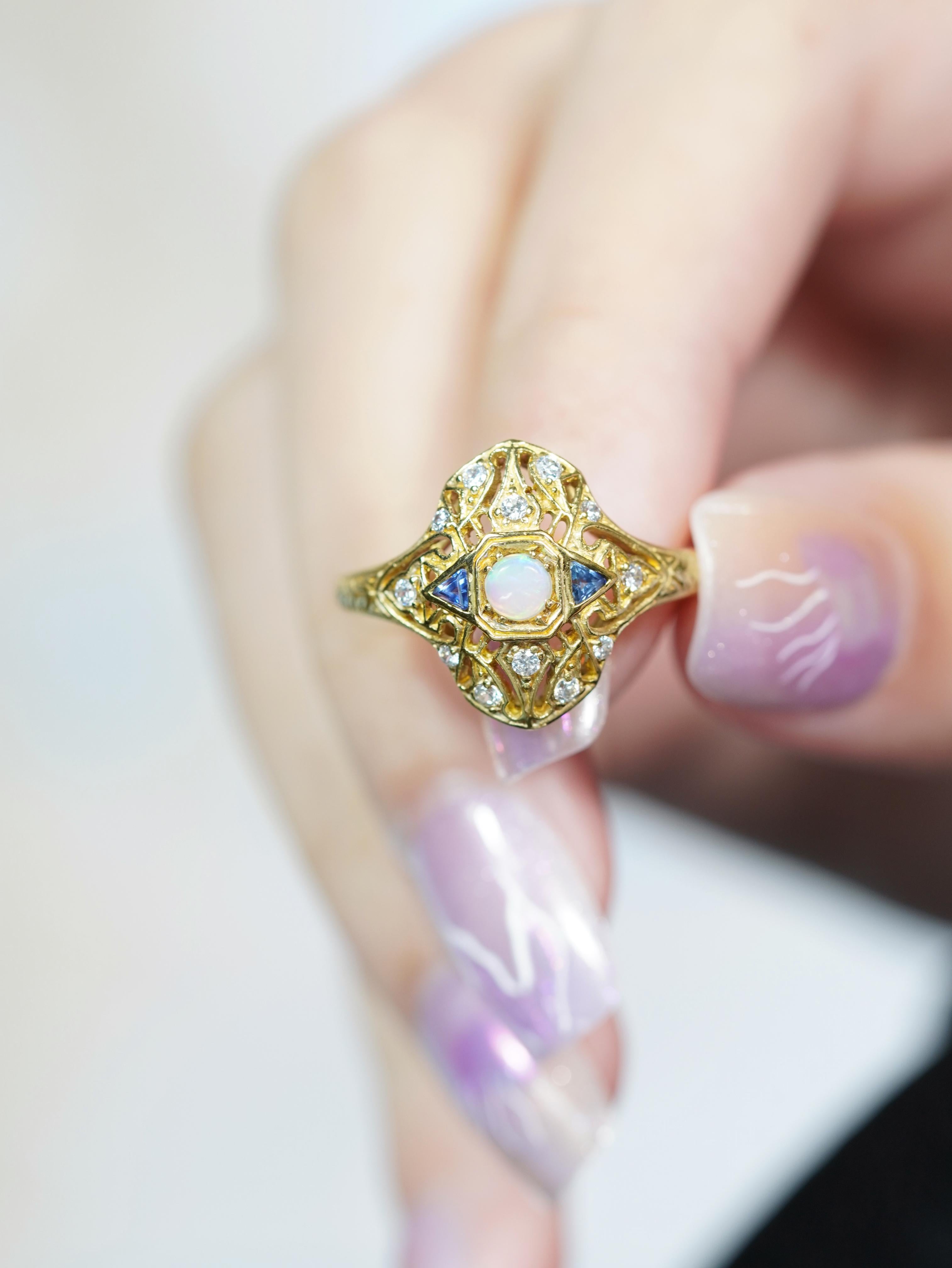 Anello in oro giallo 14K in stile vintage con zaffiro blu opale naturale e diamanti in vendita 3