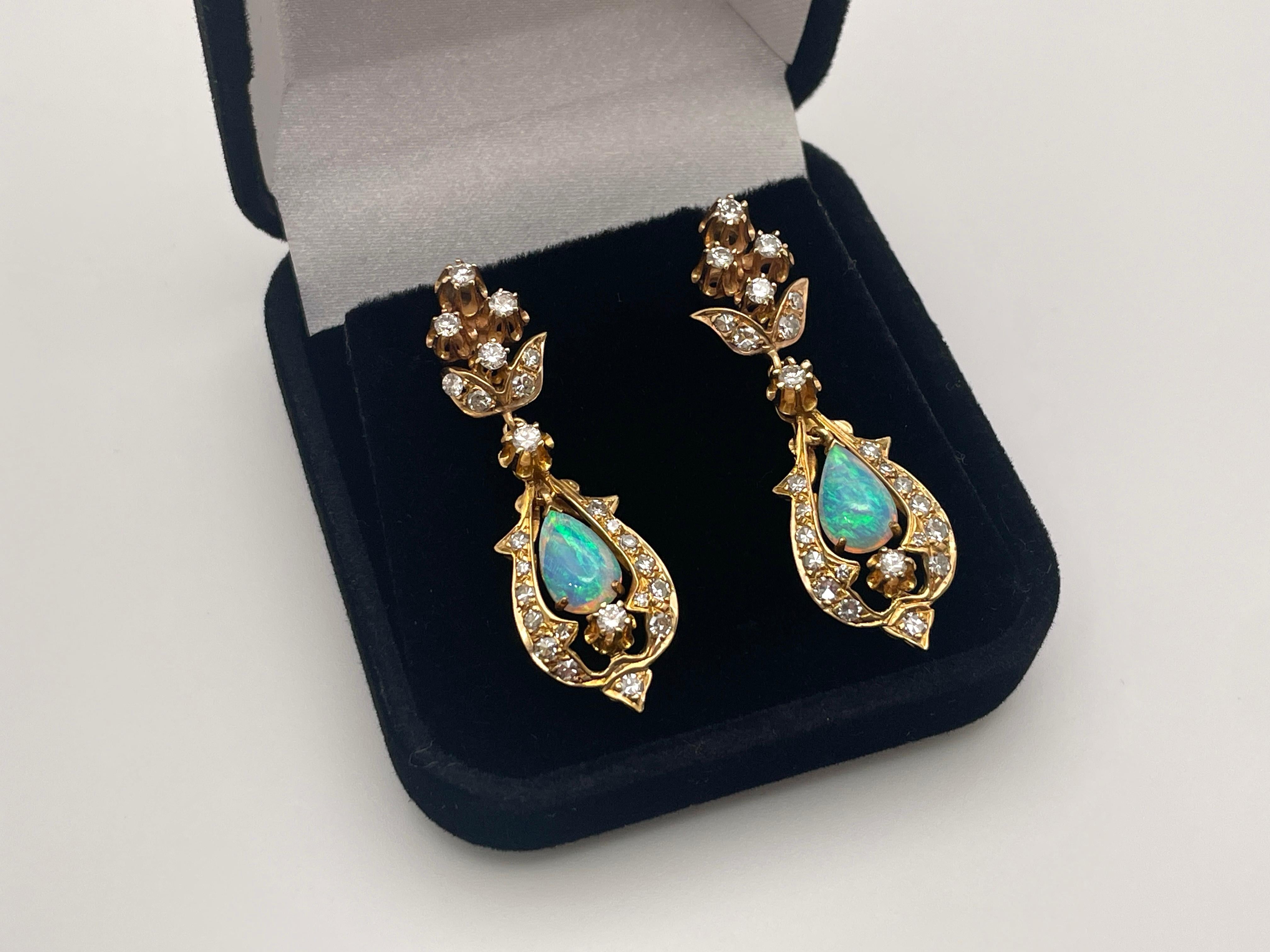 Ein originelles Paar Jugendstil-Ohrringe aus 14 Karat Gelbgold mit Diamanten und Opalen. Montiert mit zwei außergewöhnlichen, leuchtend blauen australischen birnen- / tropfenförmigen Opalen, die in der Mitte tanzen und baumeln, umgeben von 50 (je