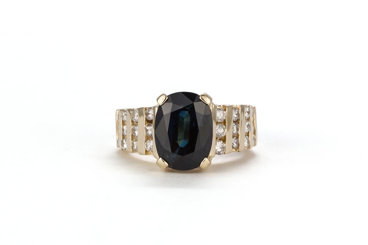 Ideal Luxury freut sich, diesen 14k Gelbgold Saphir & Diamant Cocktail Fashion Ring anzubieten. Dieser atemberaubende Ring verfügt über einen geschätzten 3,00ct oval geschliffenen natürlichen Saphir, der von ca. 0,55ctw H-I/SI1-SI2 runden Diamanten