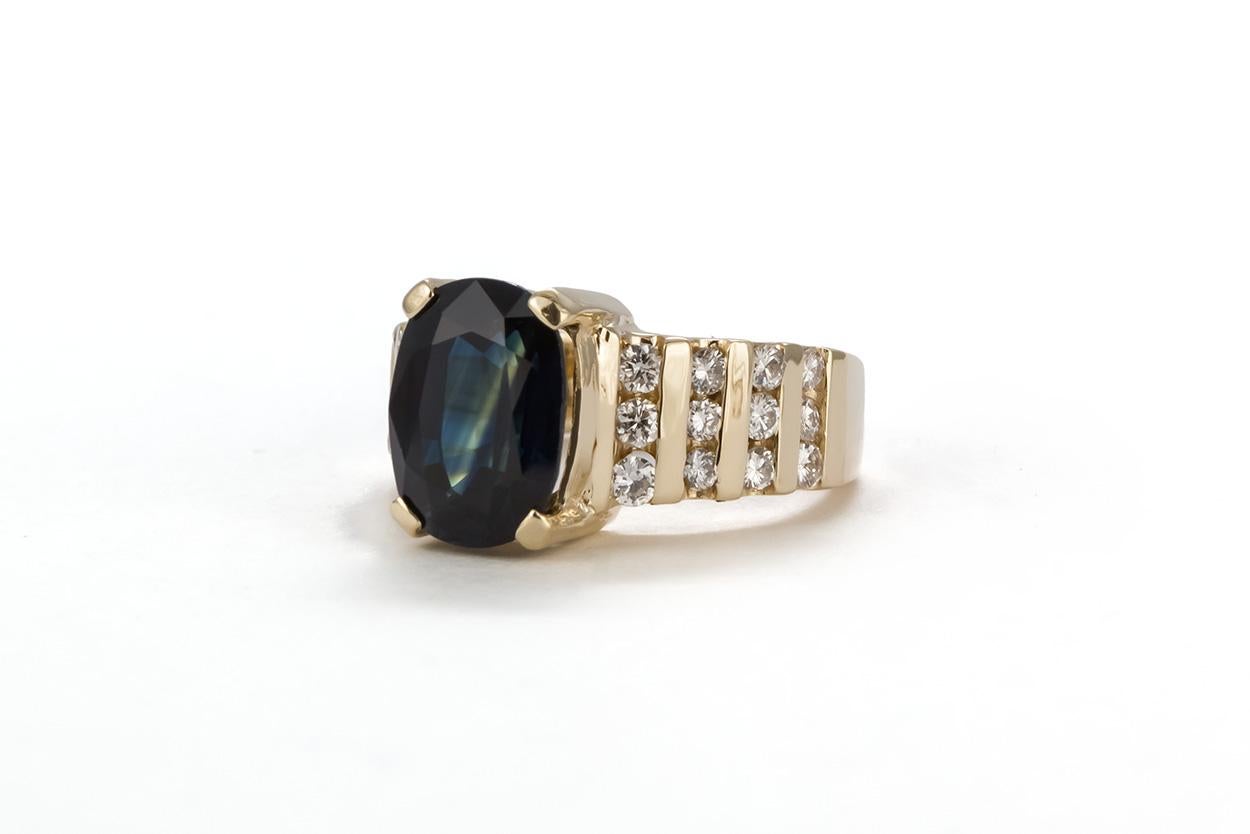 Contemporary 14 Karat Yellow Gold Natural Oval Sapphire and Diamond Cocktail Fashion Ring For Sale