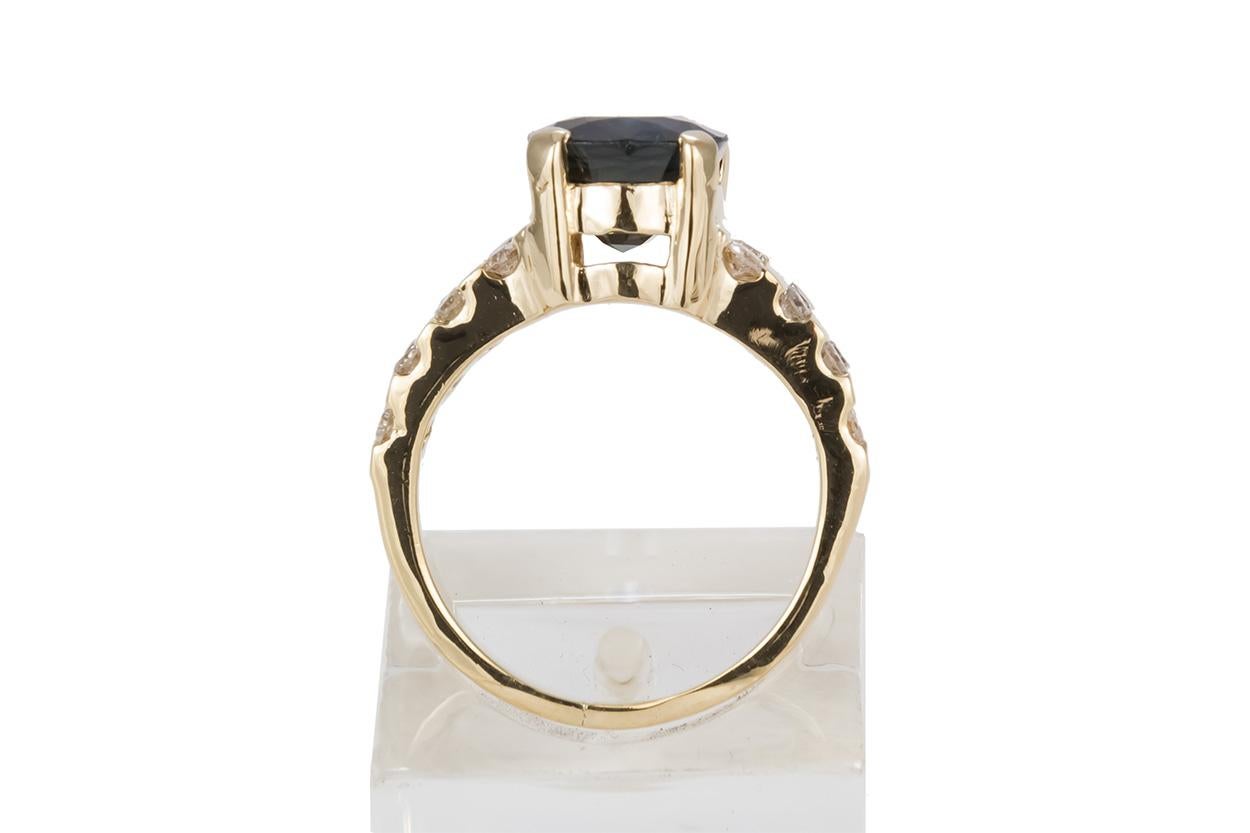 14 Karat Gelbgold Natürlicher ovaler Saphir und Diamant Cocktail-Mode-Ring im Zustand „Hervorragend“ im Angebot in Tustin, CA