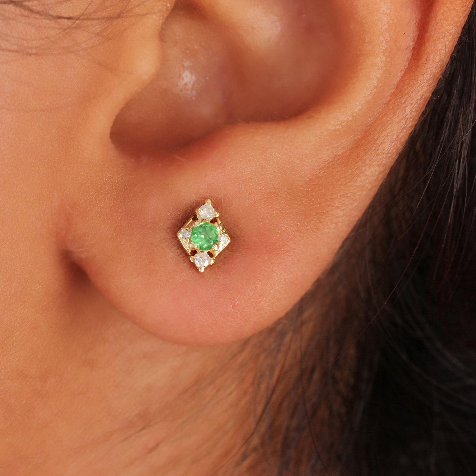 14k Yellow Gold Natural Pave Diamond And Tsavorite Earring Unique Gift For Women.

Closure: Push back

Length: 7 Millimetres

Width: 5 Millimetres

14k Gold Weight:- 0.89 gm

Diamond Weight:- 0.08 ct

Tsavorite Weight:- 0.15 ct

Earrings Size:- 7x5